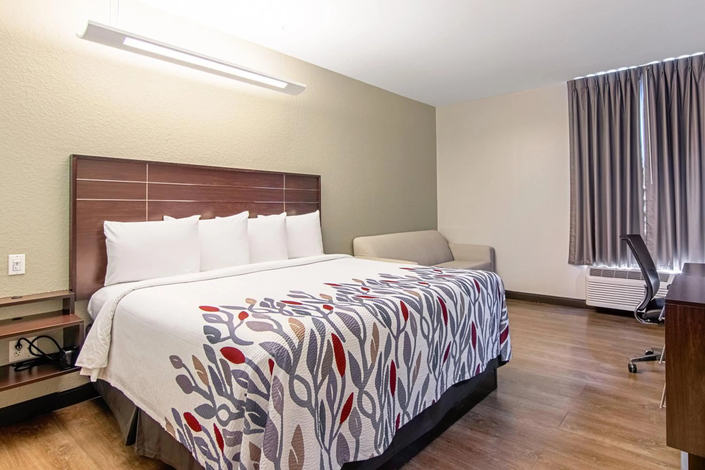 Photo of the whole room, Bed in Red Roof Inn Locust Grove