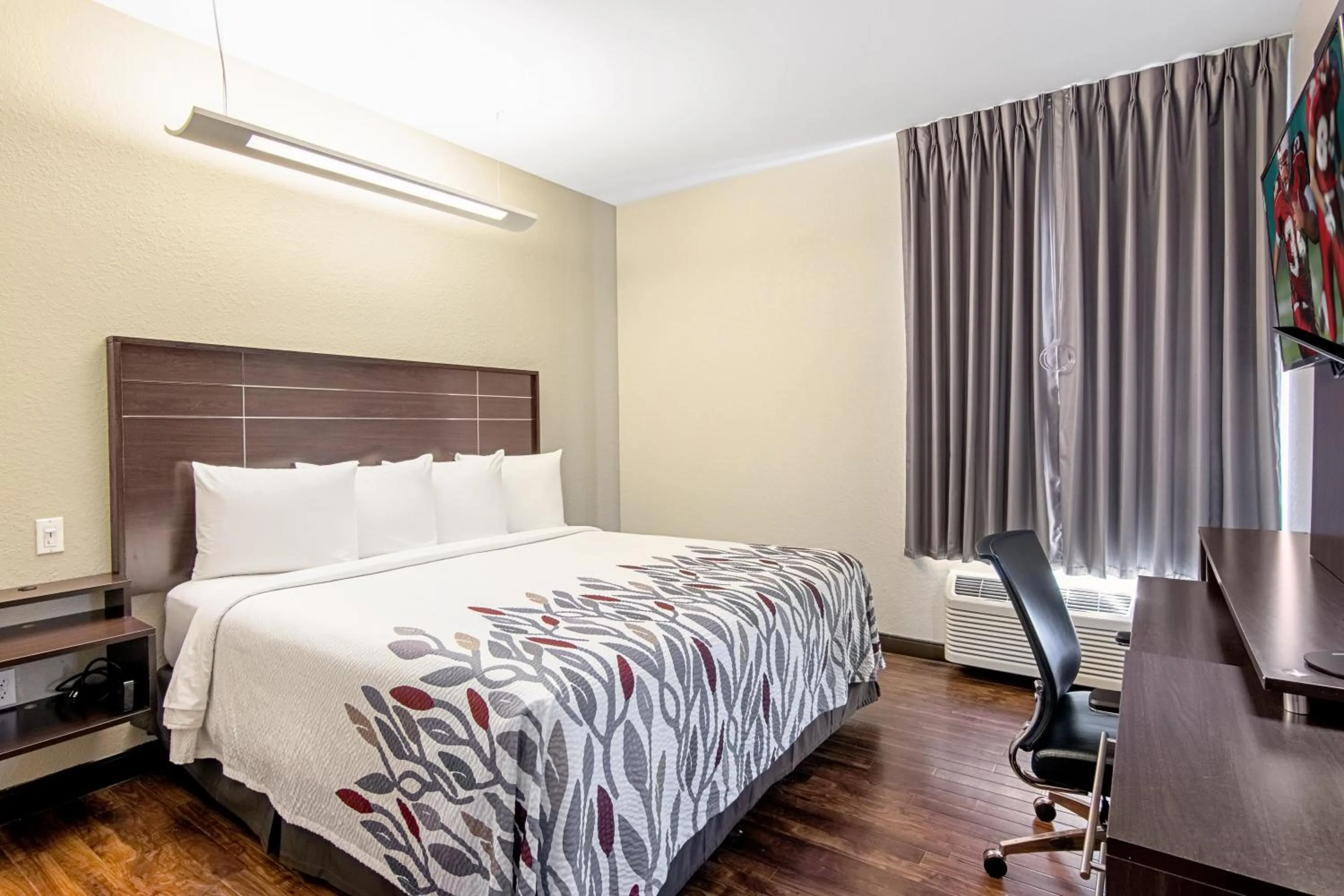 Photo of the whole room, Bed in Red Roof Inn Locust Grove