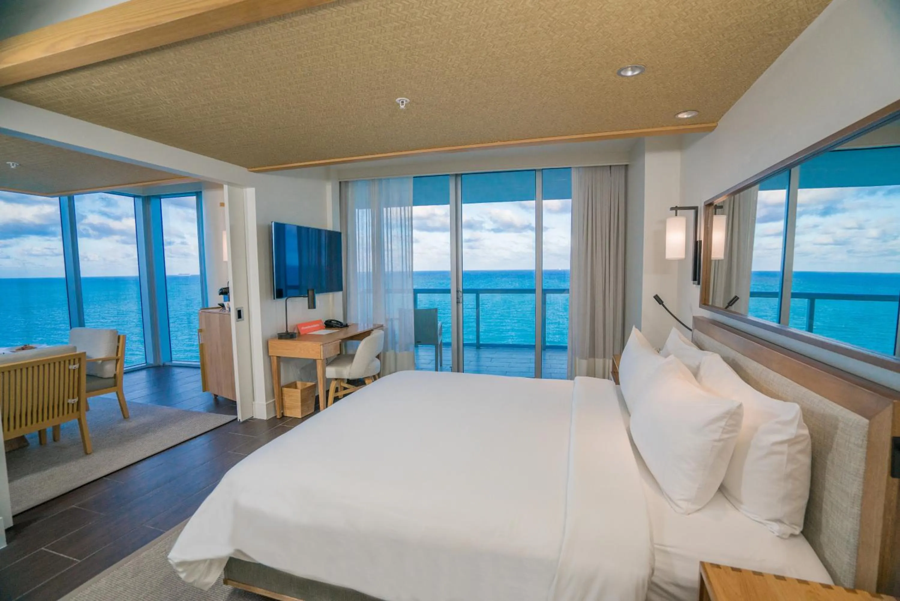 Photo of the whole room, Bed in Eden Roc Miami Beach