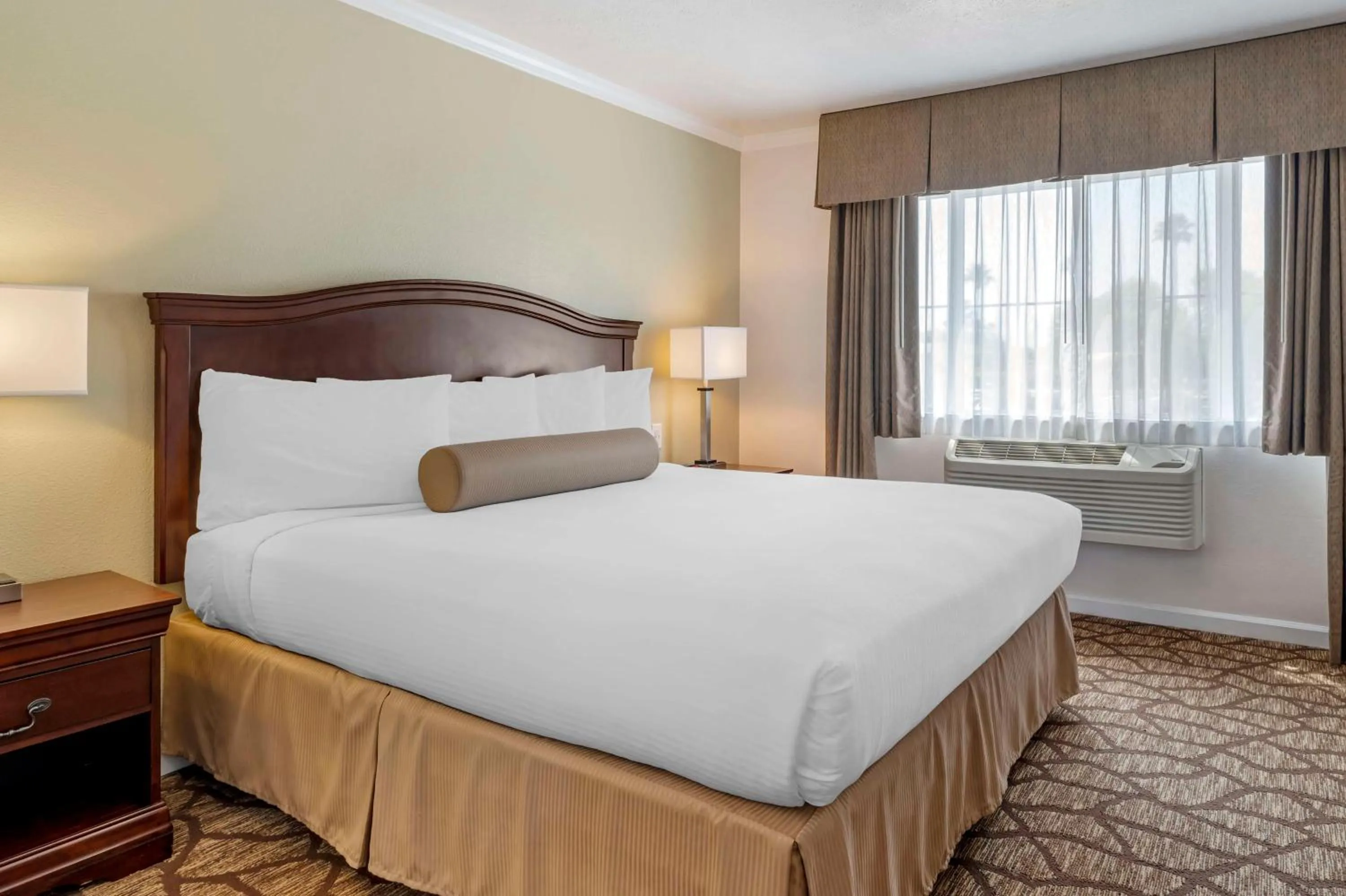 Bedroom, Bed in Best Western Salinas Monterey