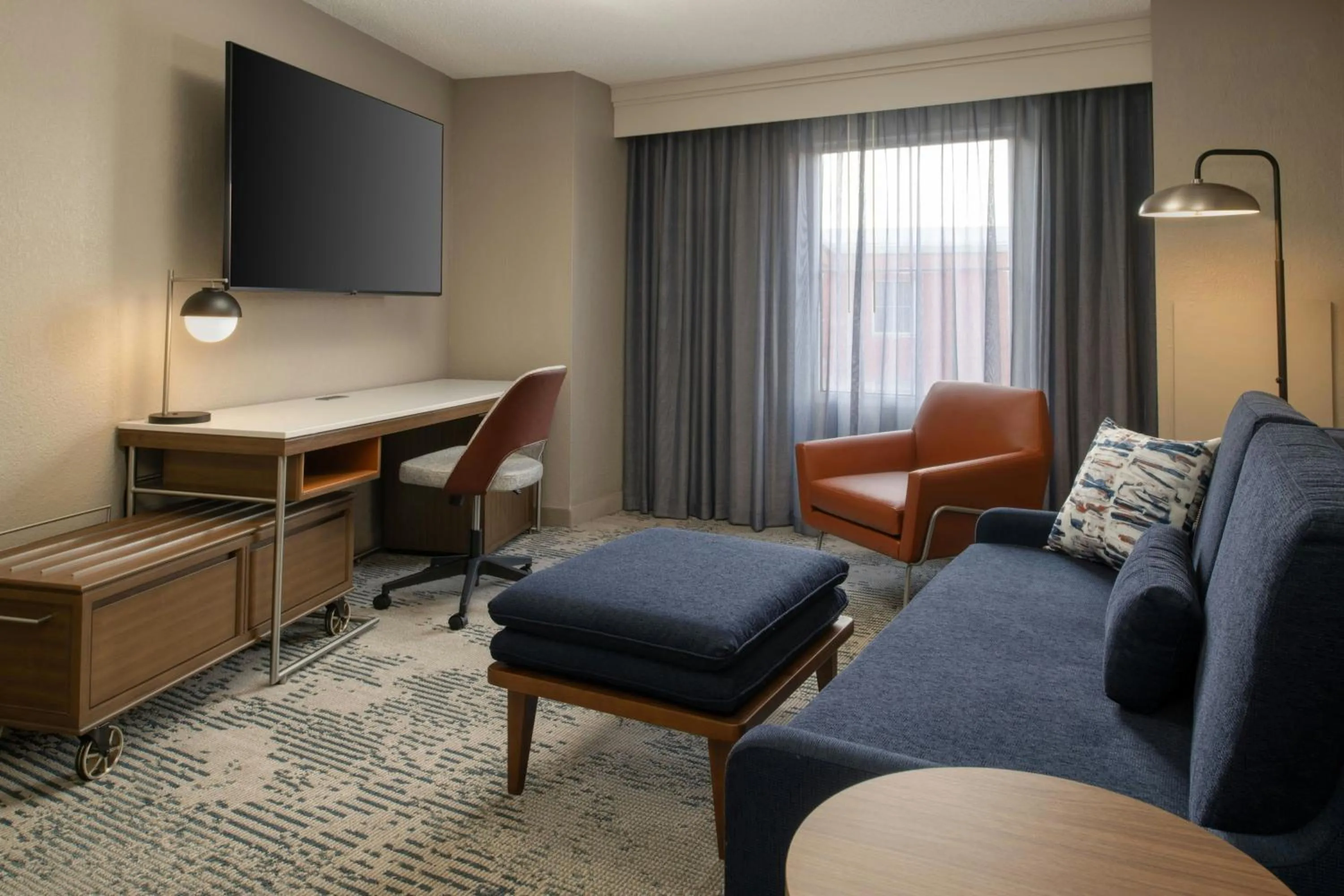 Living room in Courtyard by Marriott New Orleans Warehouse Arts District