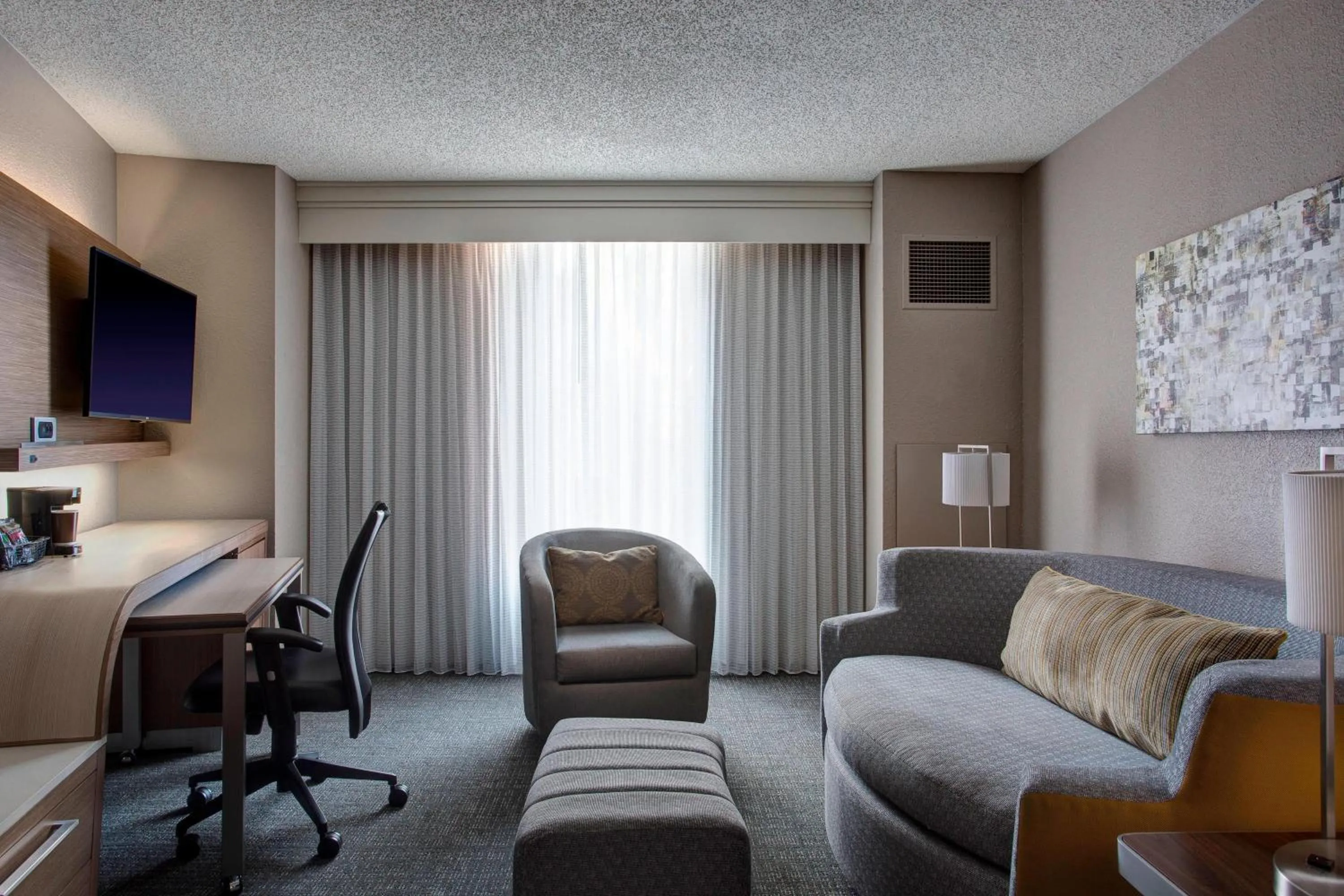 Living room in Courtyard by Marriott New Orleans Warehouse Arts District