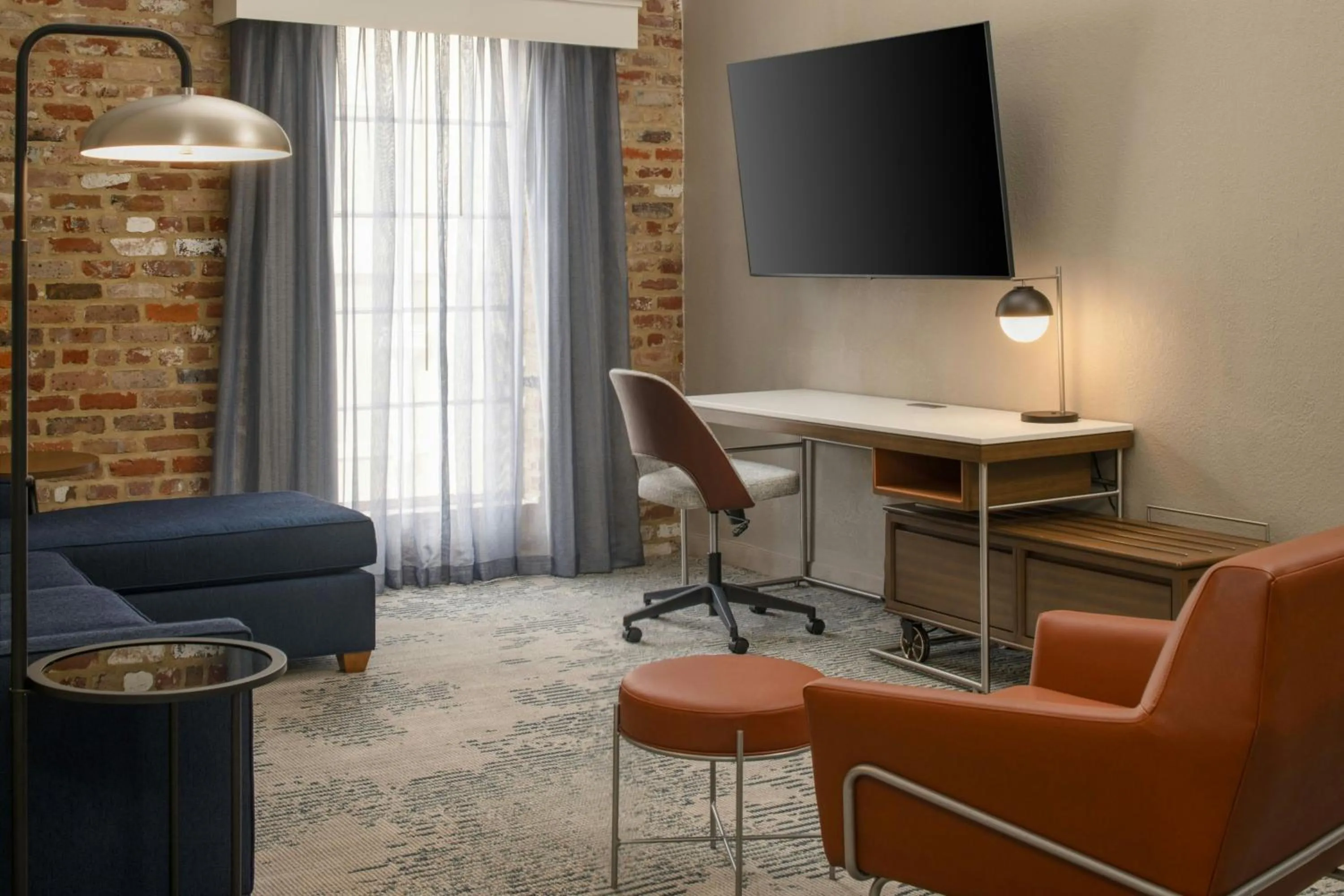 Living room in Courtyard by Marriott New Orleans Warehouse Arts District