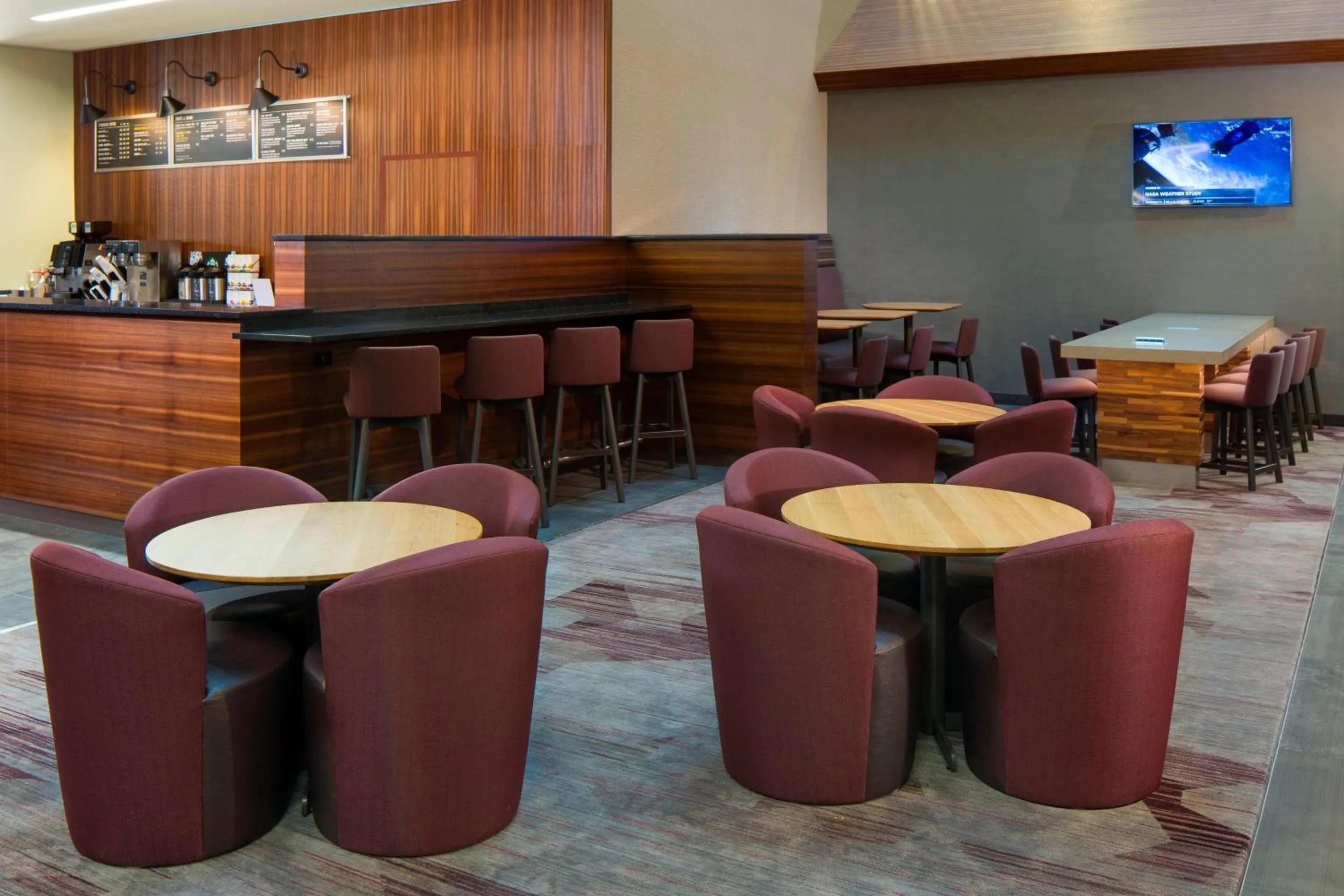 Breakfast in Courtyard by Marriott New Orleans Downtown Near the French Quarter