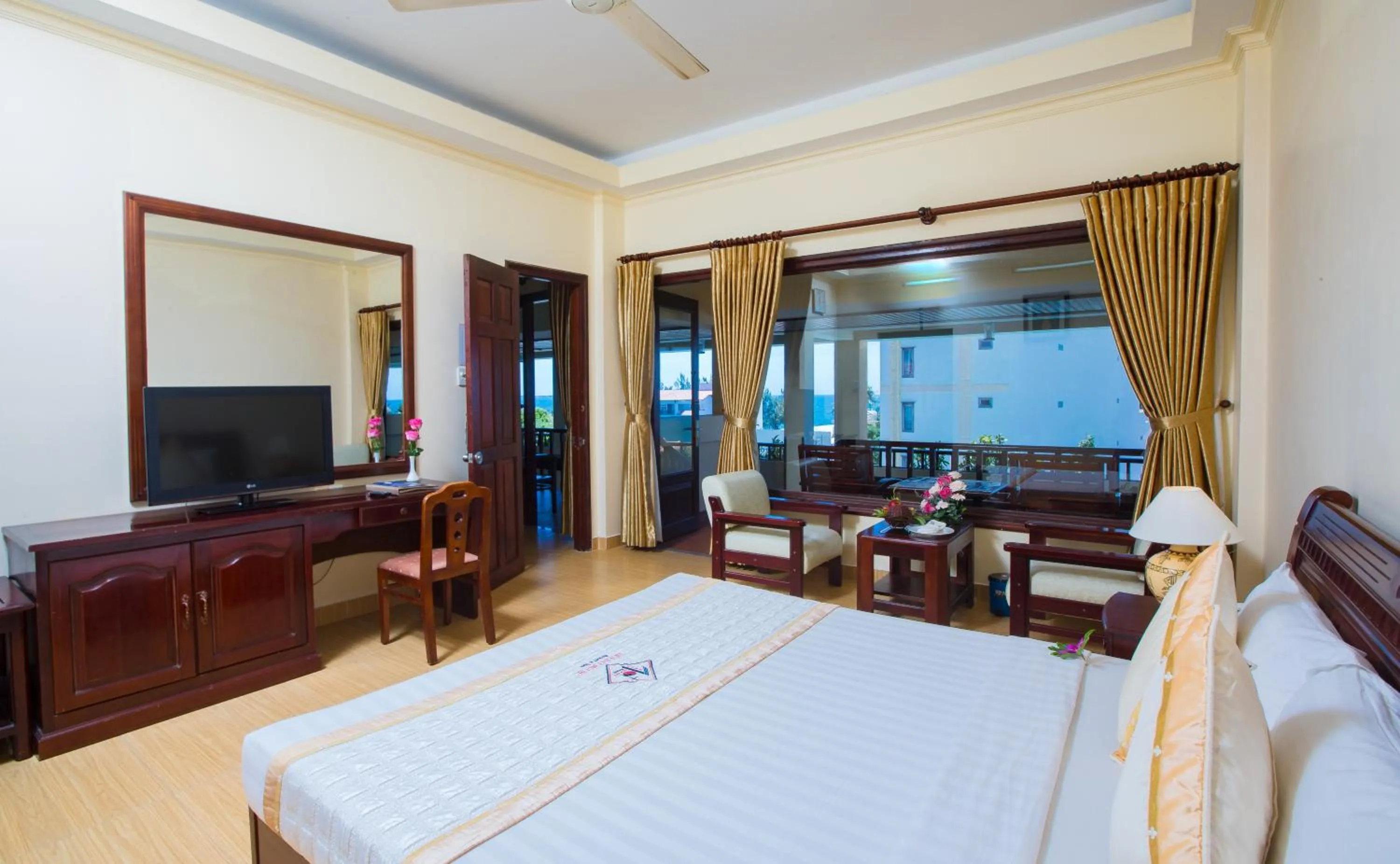 Bed in TIEN DAT MUI NE Resort & Spa