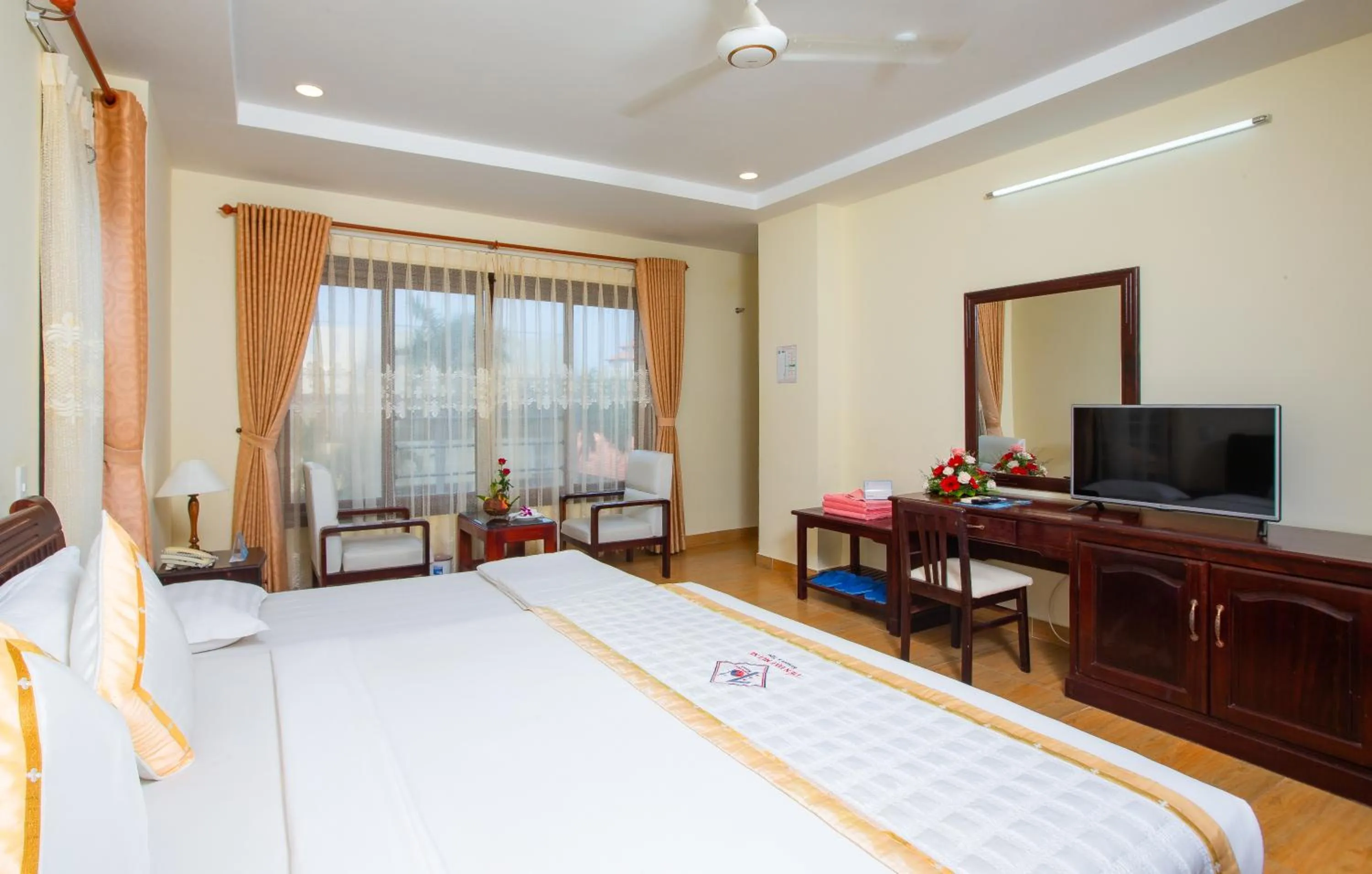 Bed in TIEN DAT MUI NE Resort & Spa