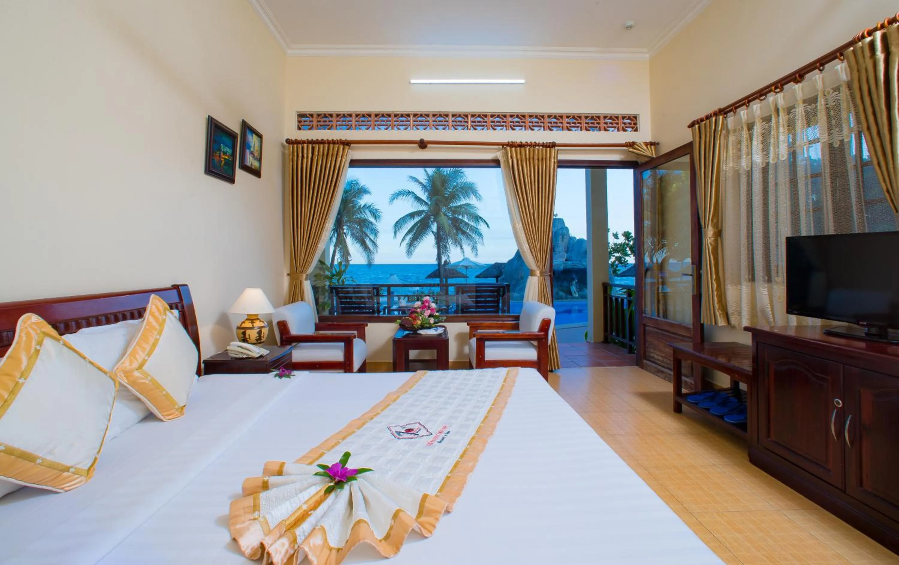 Bed in TIEN DAT MUI NE Resort & Spa