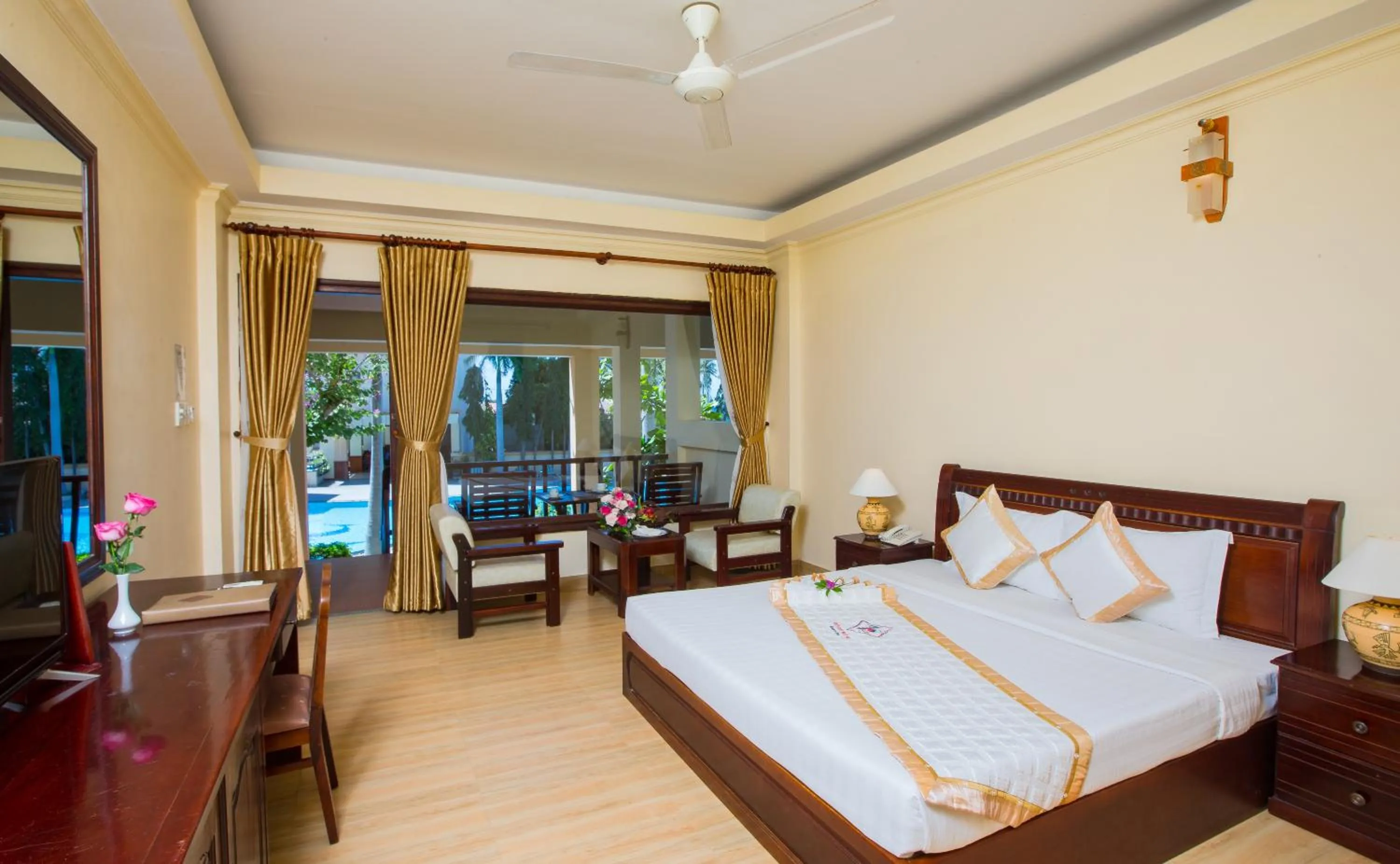 Bed in TIEN DAT MUI NE Resort & Spa