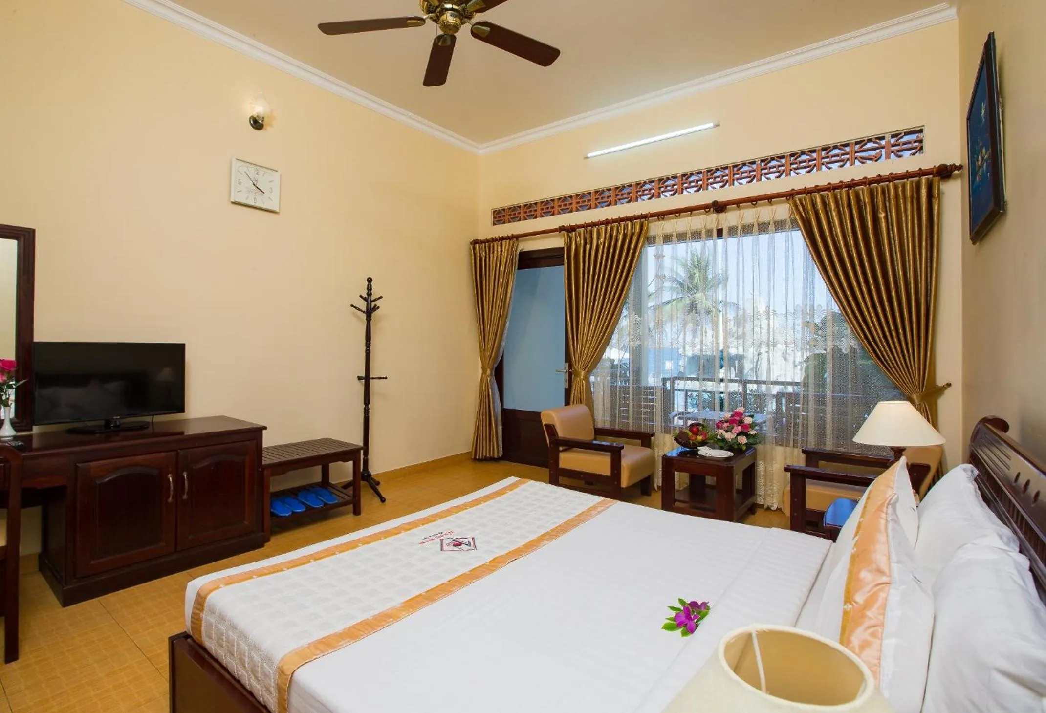 Bed in TIEN DAT MUI NE Resort & Spa