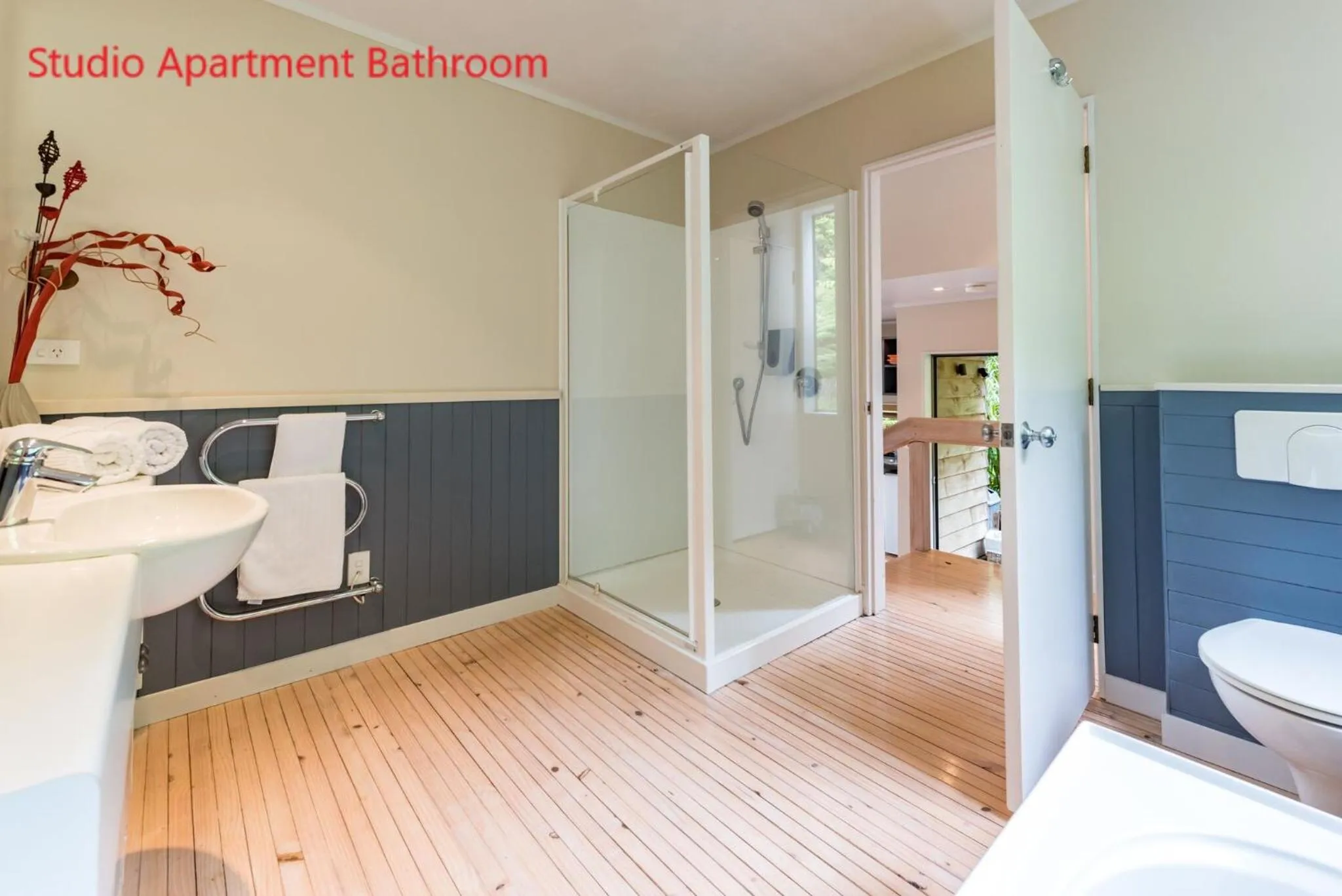 Bathroom, Bed in Bay of Islands Holiday Apartments