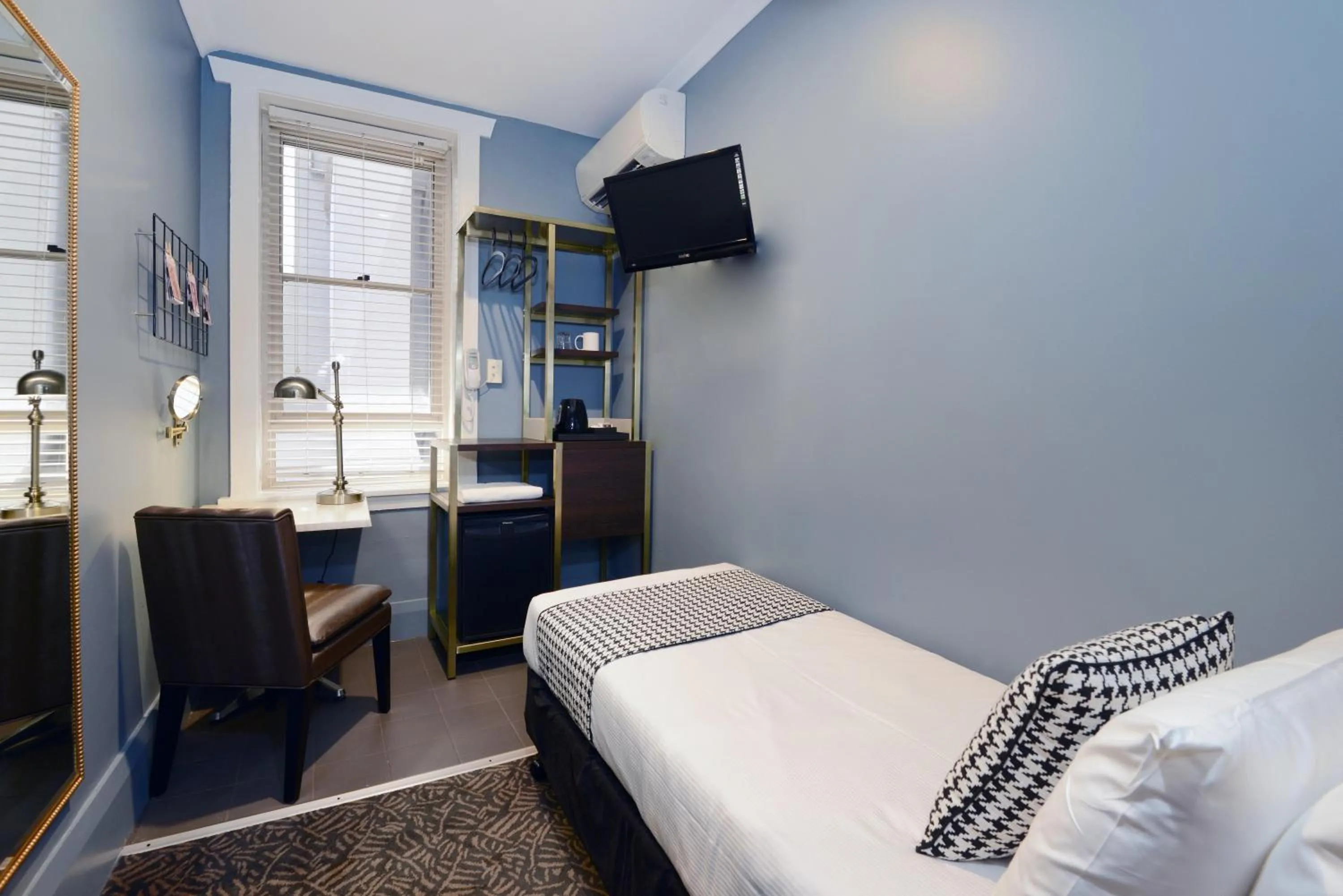 Bedroom, Bed in The Maisonette