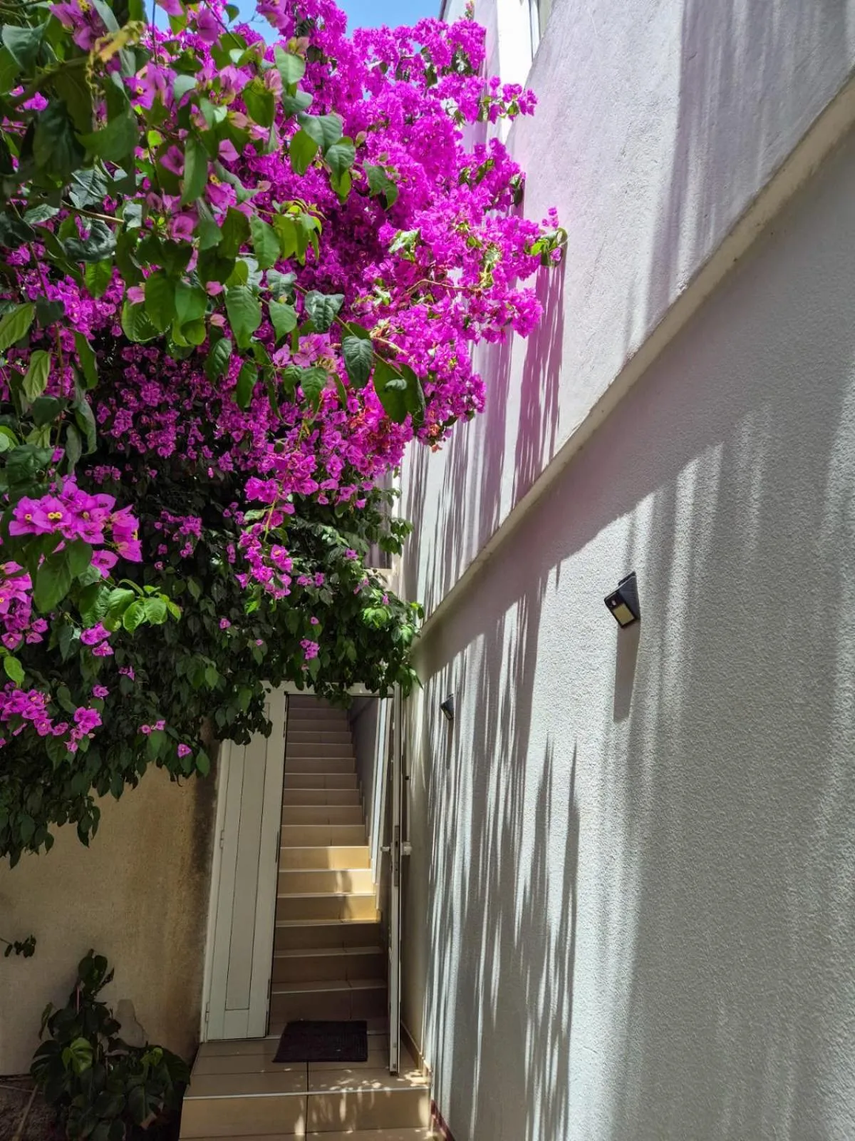 Facade/entrance in Apartments and pansion M&R