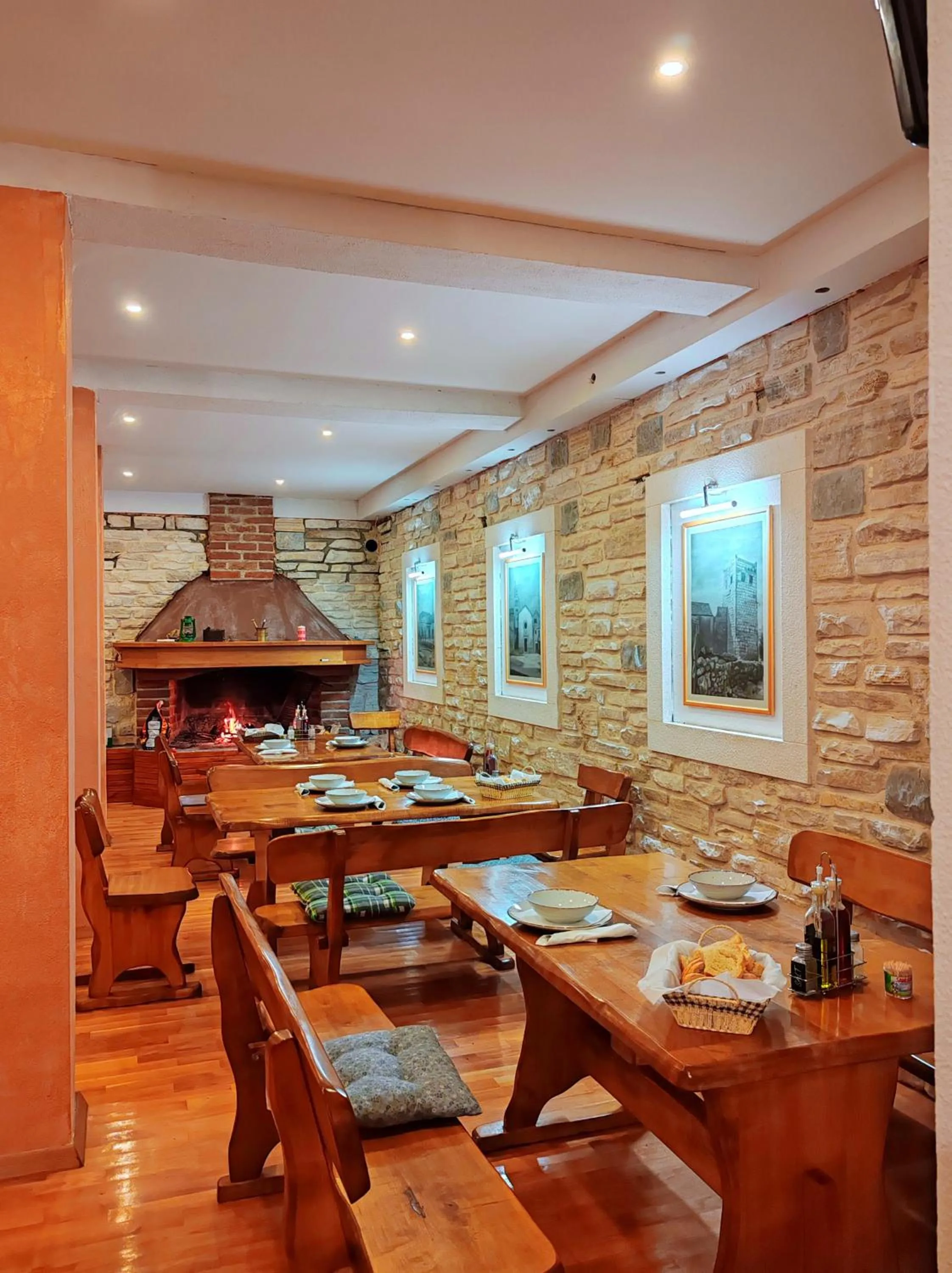 Restaurant/places to eat in Apartments and pansion M&R