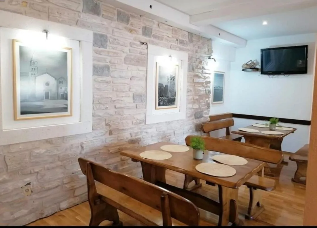 Restaurant/places to eat in Apartments and pansion M&R