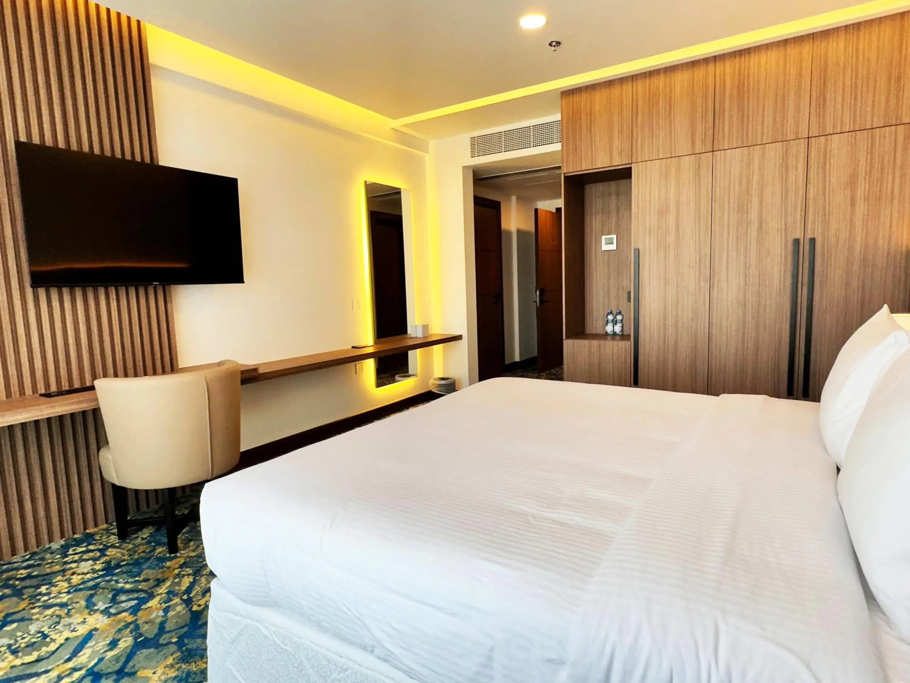 Deluxe Superior room with Pool, Mountains and Partial Sea View in Sur Grand Hotel Deluxe Superior room with Pool, Mountains and Partial Sea View in Sur Grand Hotel