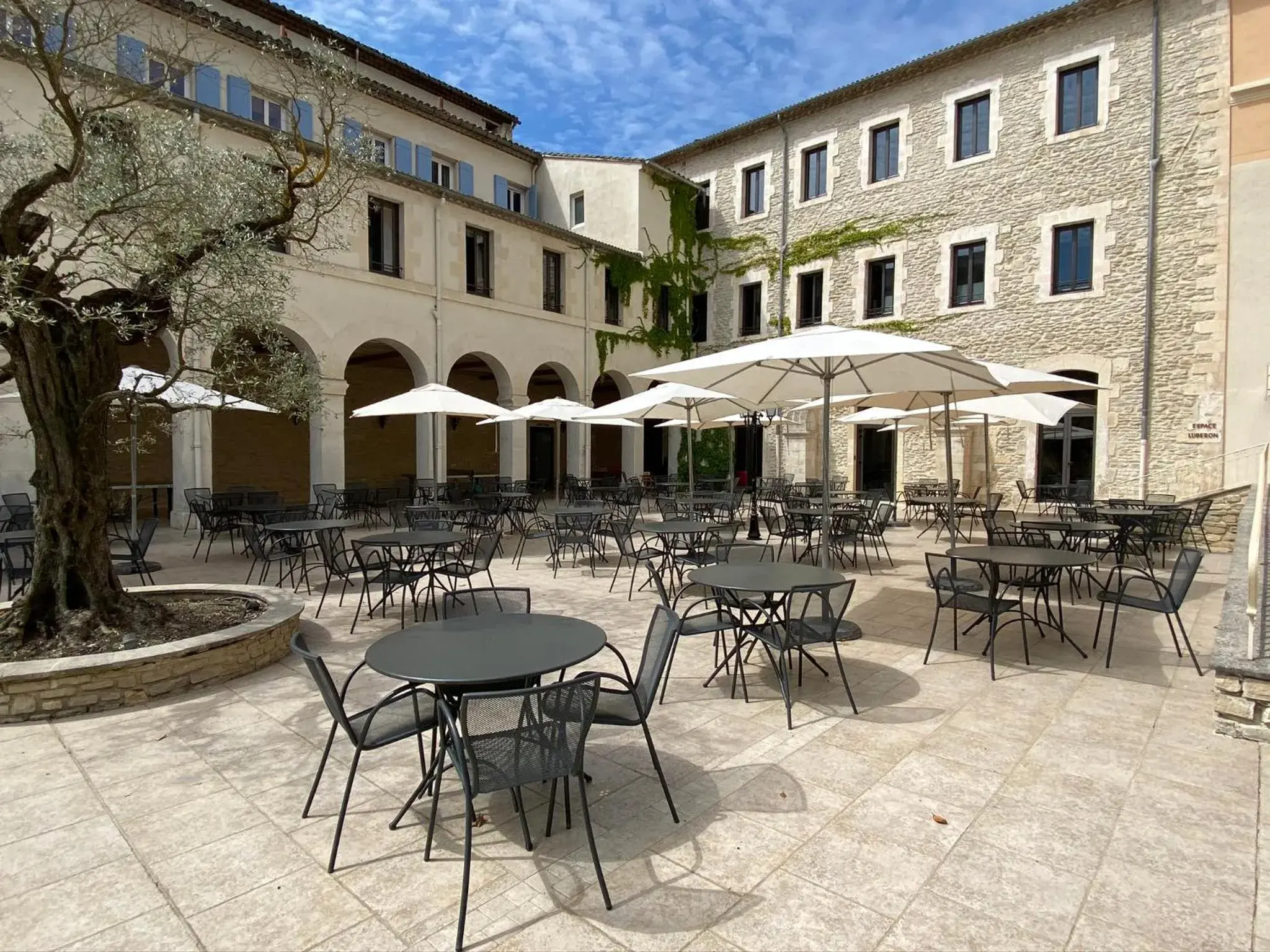 Property building in Hôtellerie Notre Dame de Lumières Property building in Hôtellerie Notre Dame de Lumières