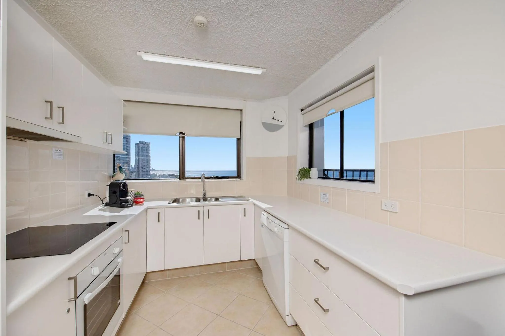 Kitchen or kitchenette in Horizons Holiday Apartments - OFFICIAL