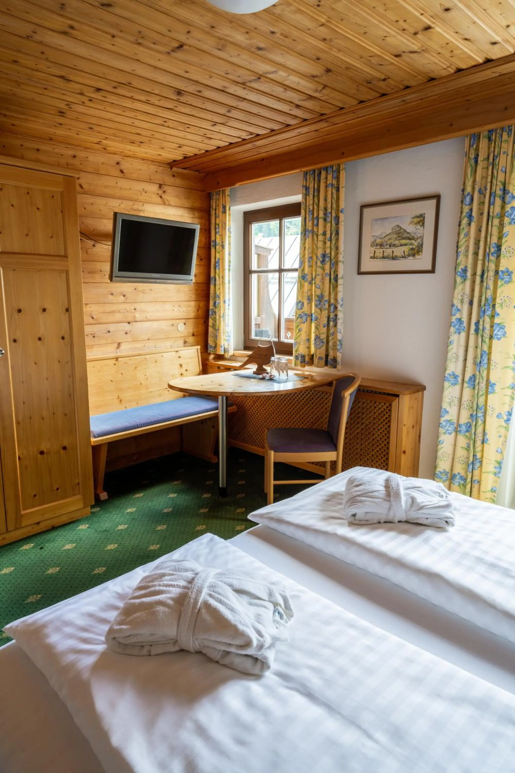 Photo of the whole room, Bed in DAS Hintersee