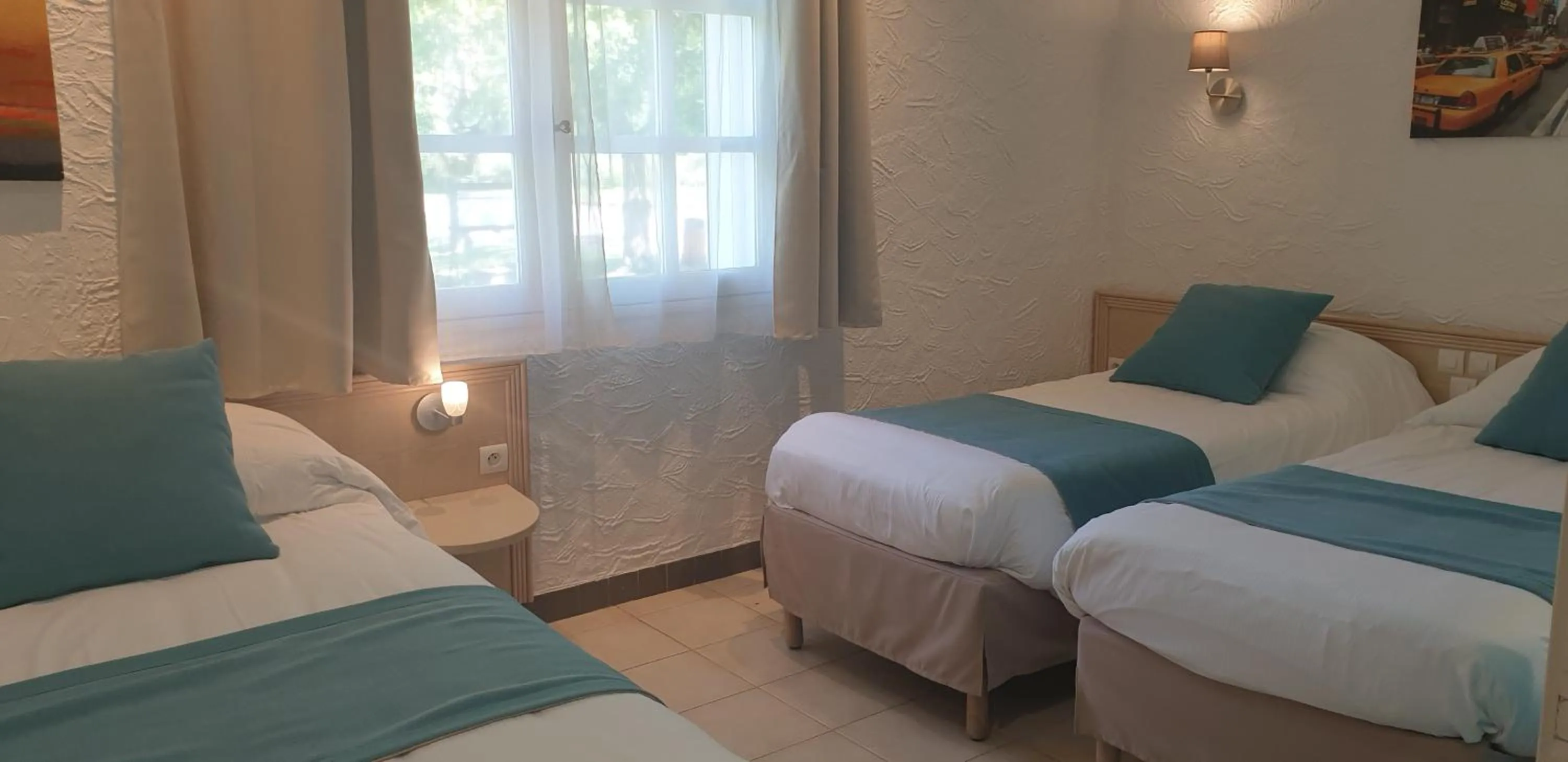 Bed in Logis Hôtel & Restaurant Le Fleurance