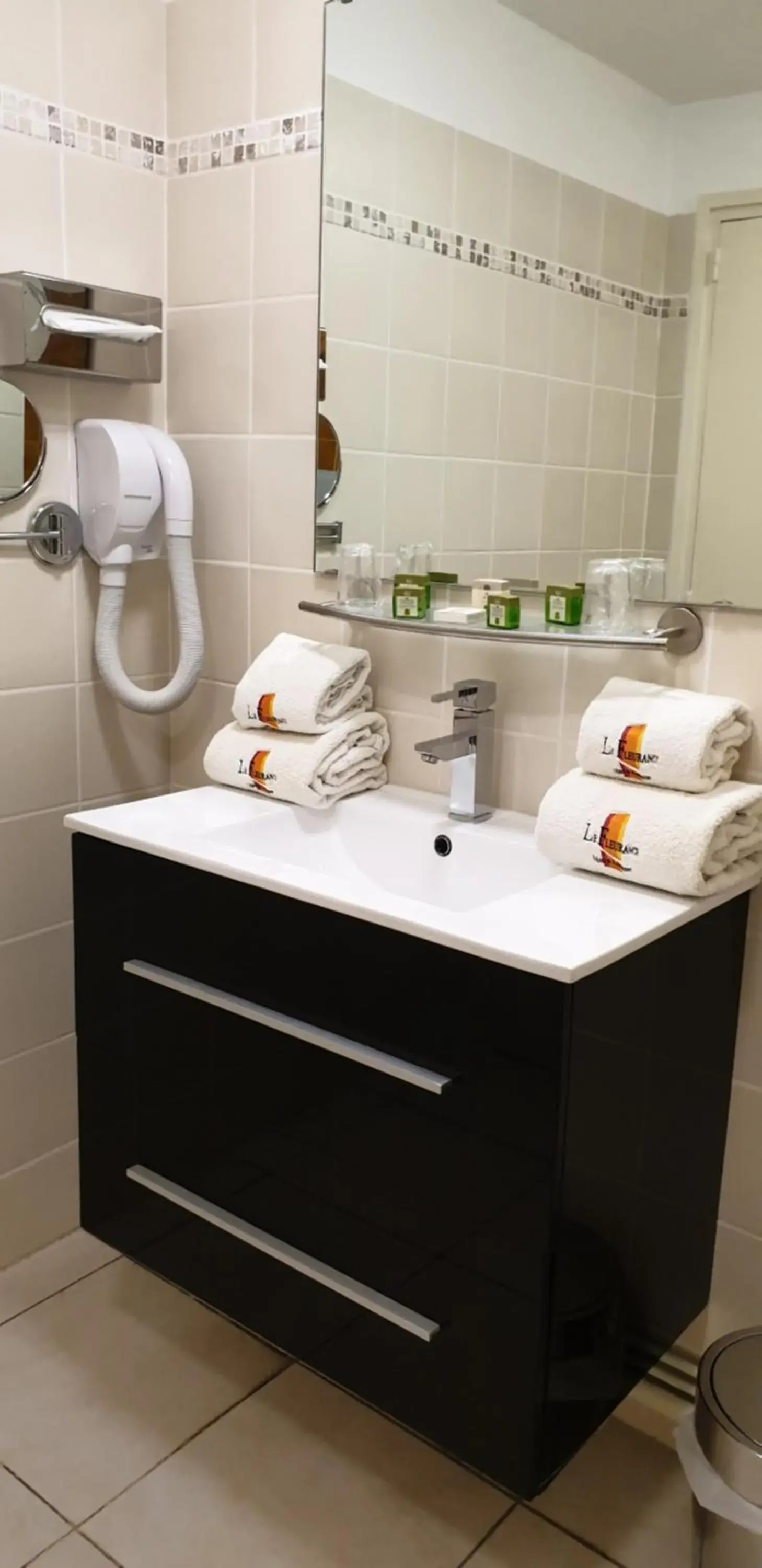 Logis Hôtel & Restaurant Le Fleurance Logis Hôtel & Restaurant Le Fleurance