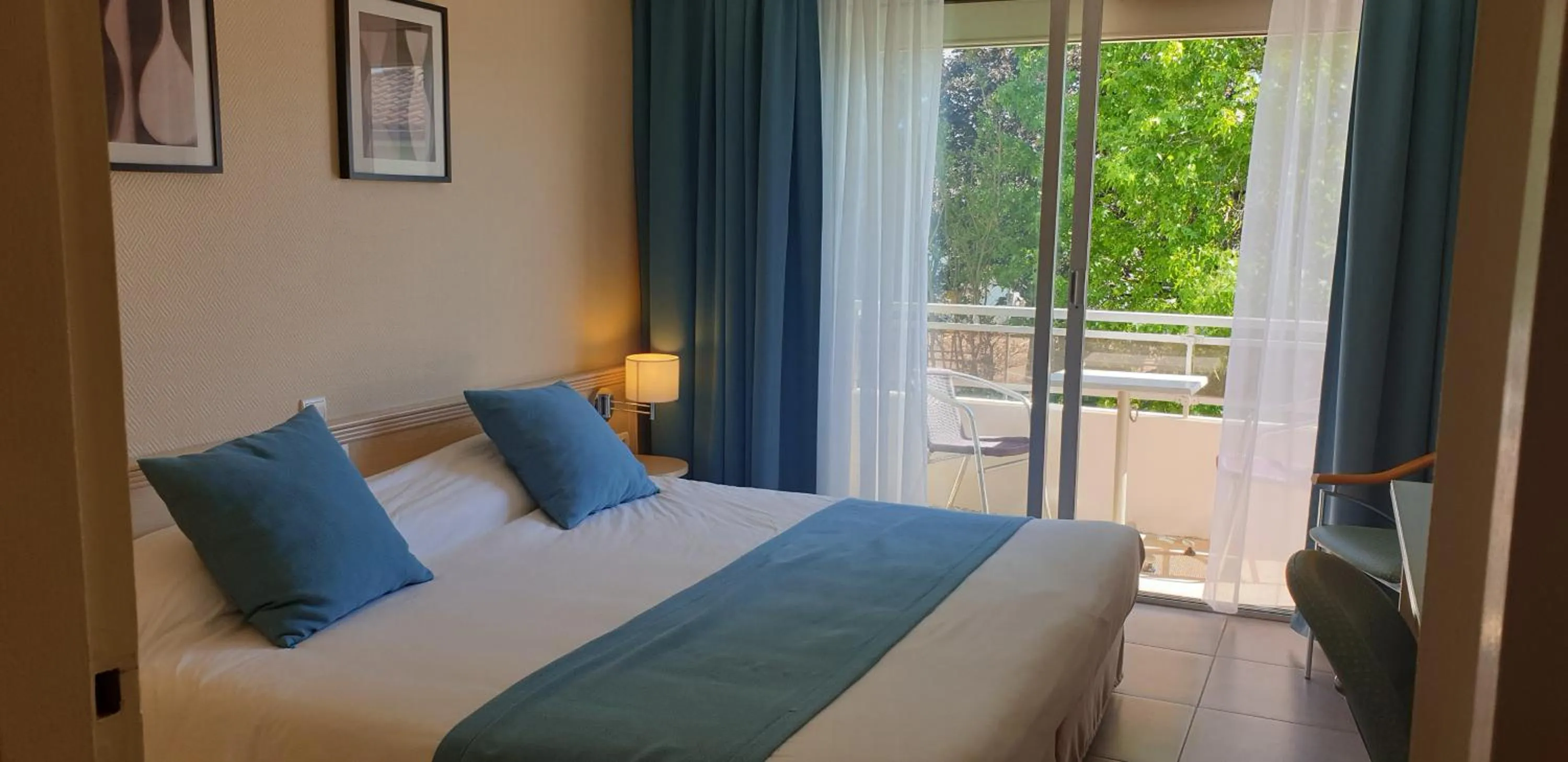 Bed in Logis Hôtel & Restaurant Le Fleurance