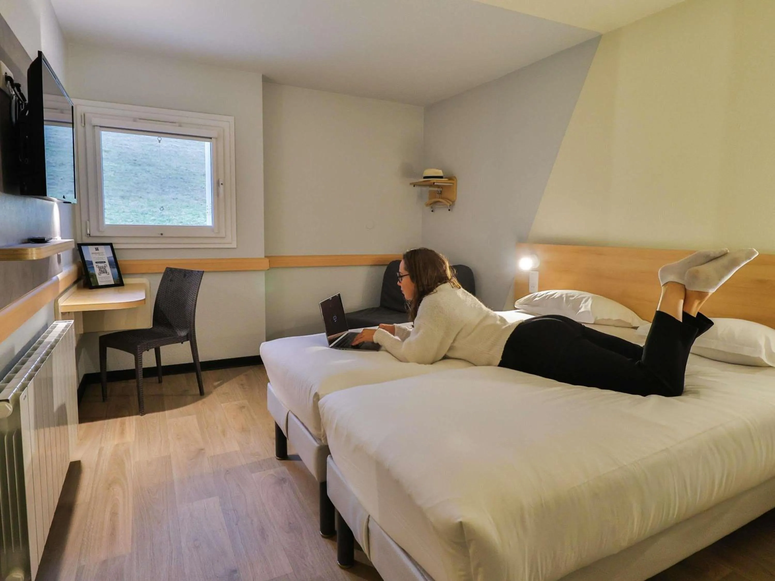 Bedroom, Bed in Hotel ibis budget Aix Les Bains - Grésy