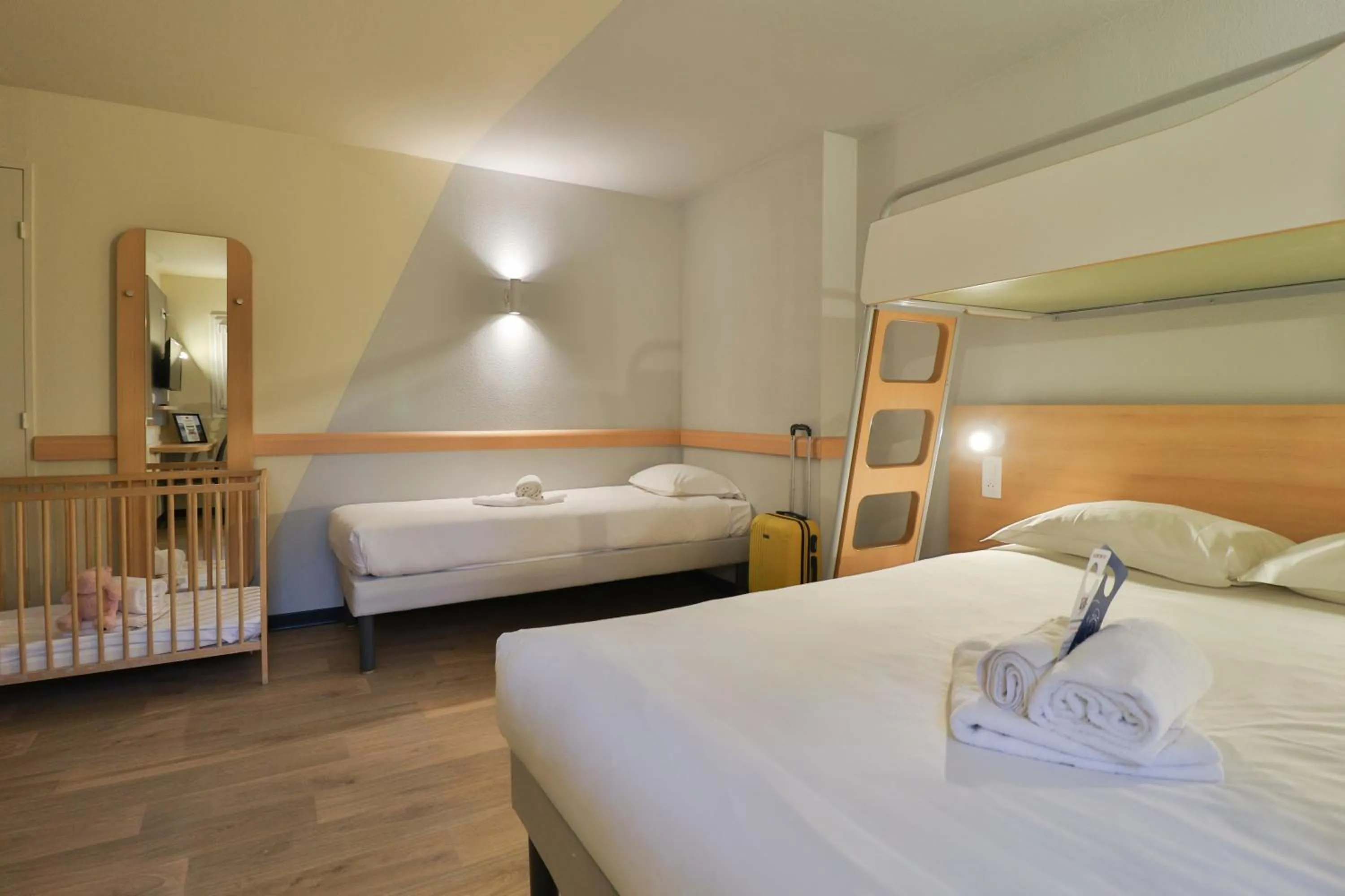 Bedroom, Bed in Hotel ibis budget Aix Les Bains - Grésy