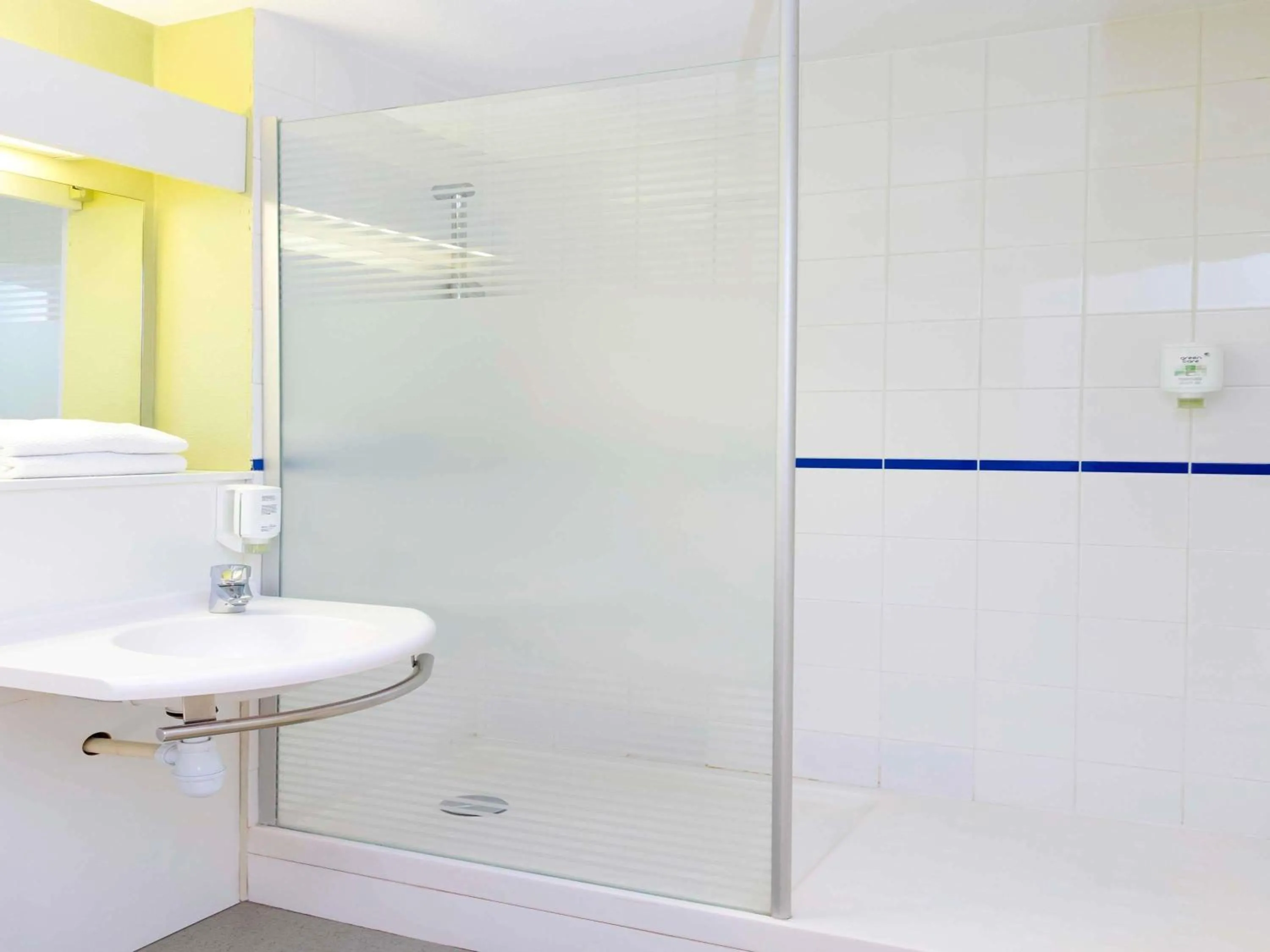 Bedroom in Hotel ibis budget Aix Les Bains - Grésy