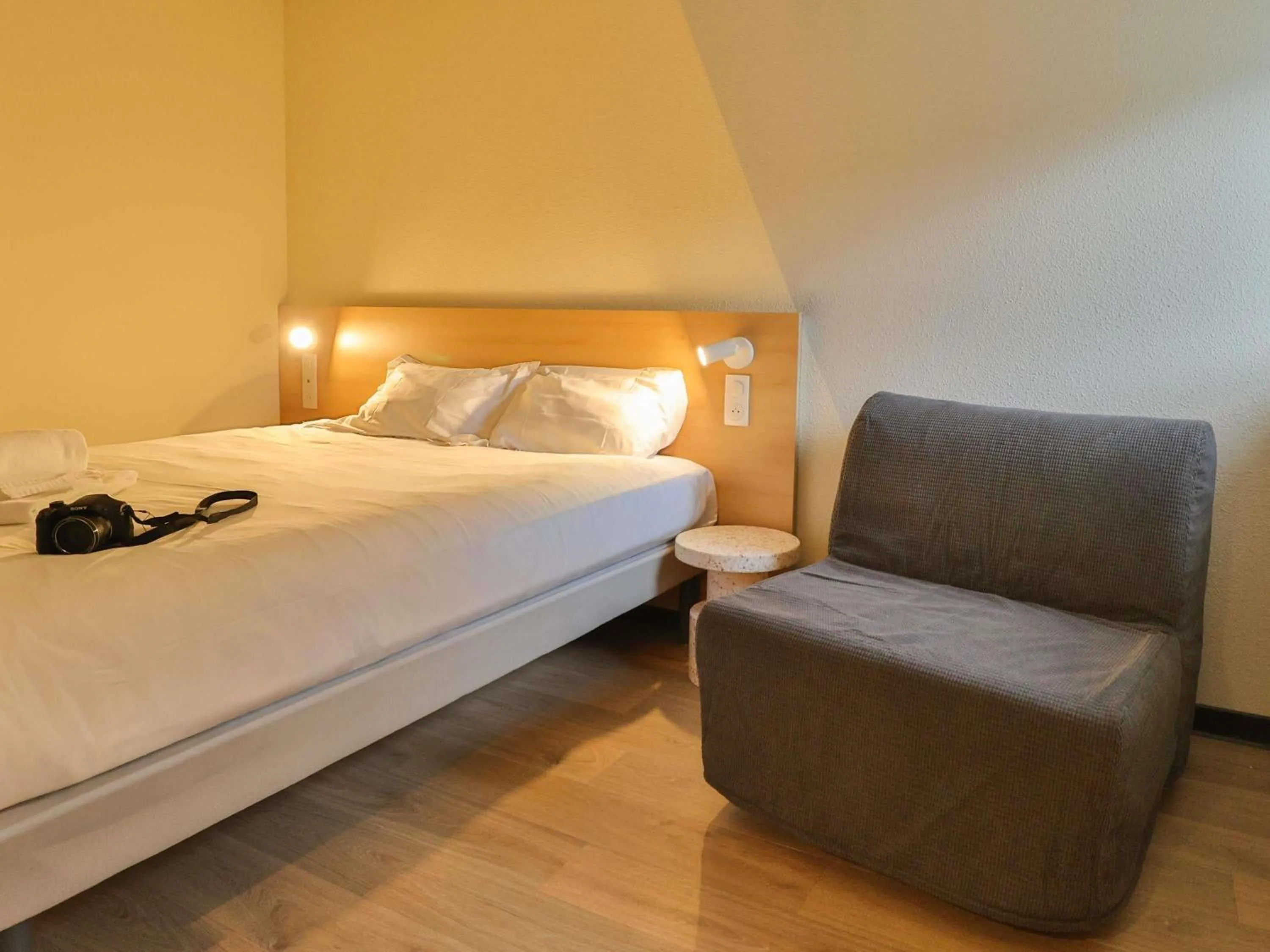 Bedroom, Bed in Hotel ibis budget Aix Les Bains - Grésy