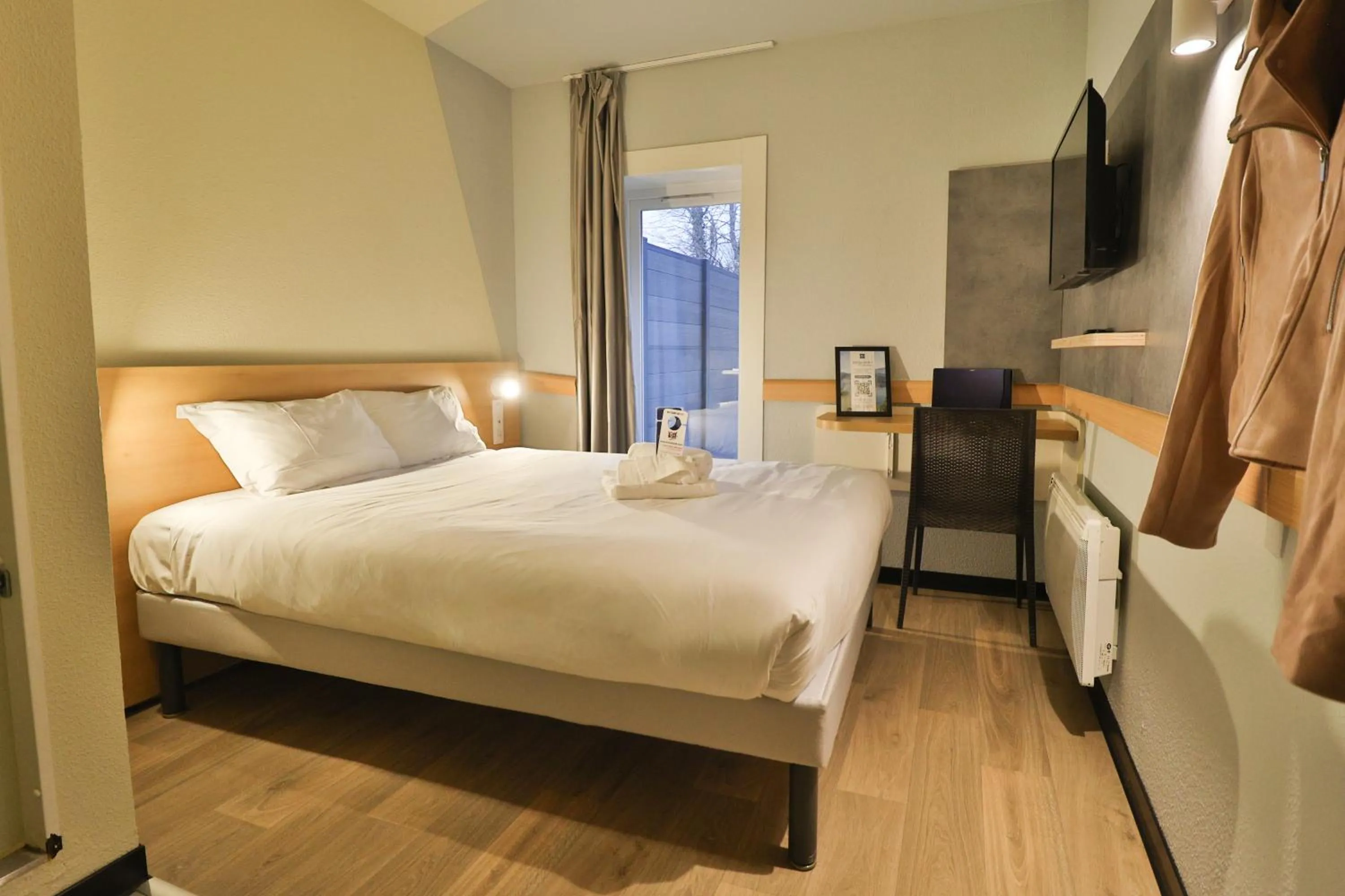 Bedroom, Bed in Hotel ibis budget Aix Les Bains - Grésy