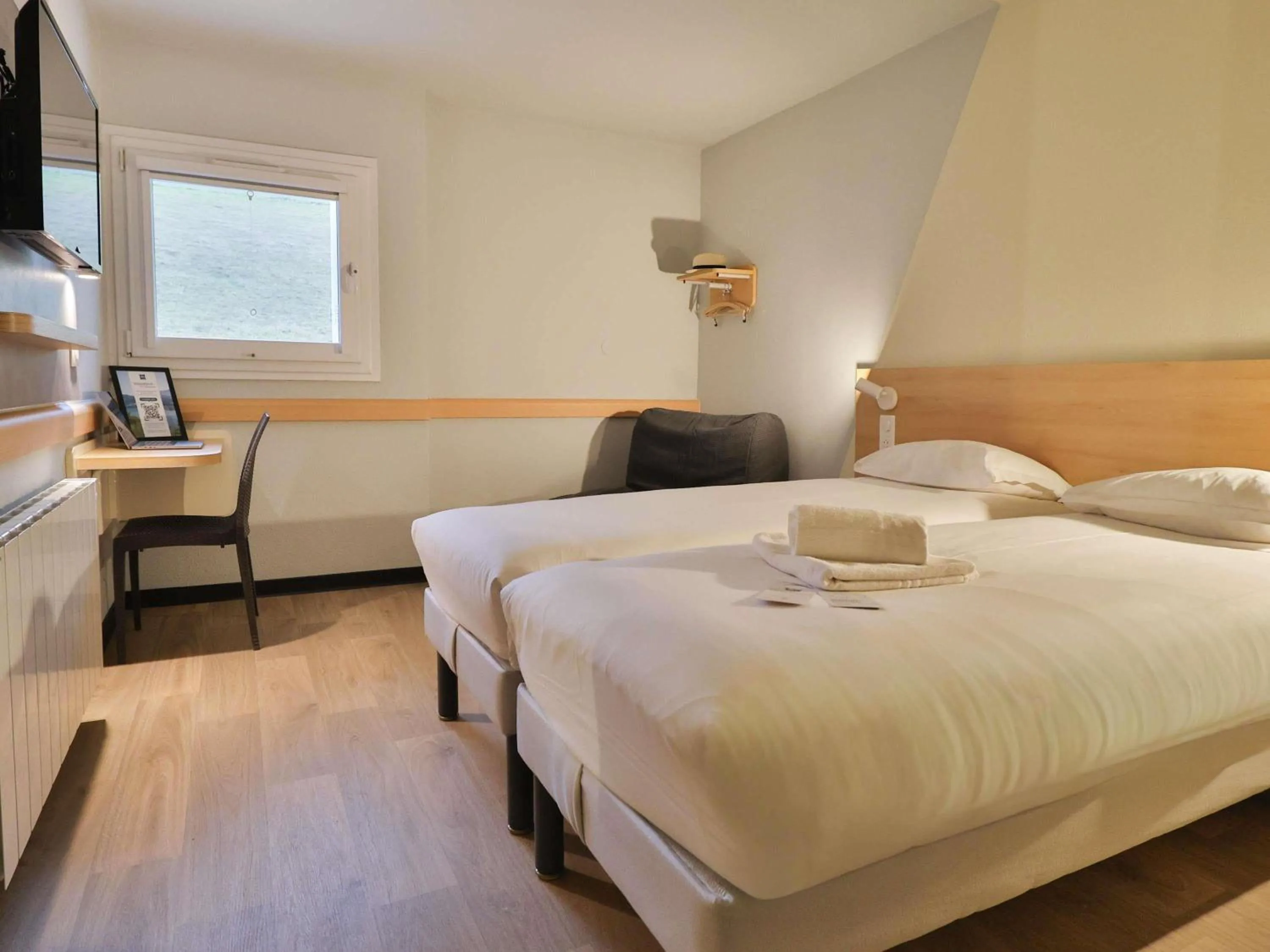 Bedroom, Bed in Hotel ibis budget Aix Les Bains - Grésy