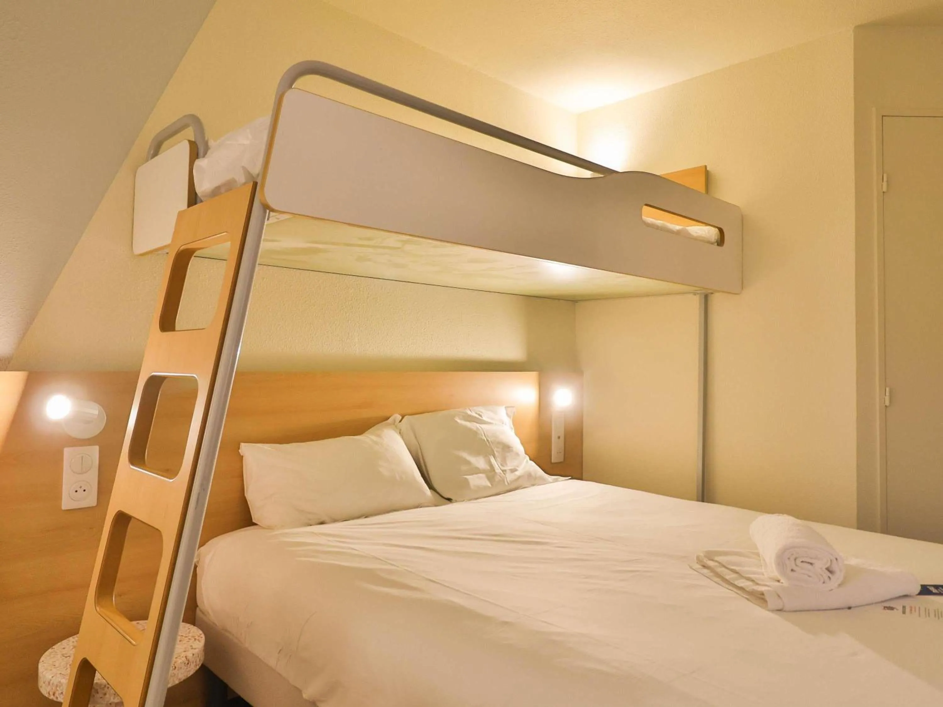 Bedroom, Bed in Hotel ibis budget Aix Les Bains - Grésy