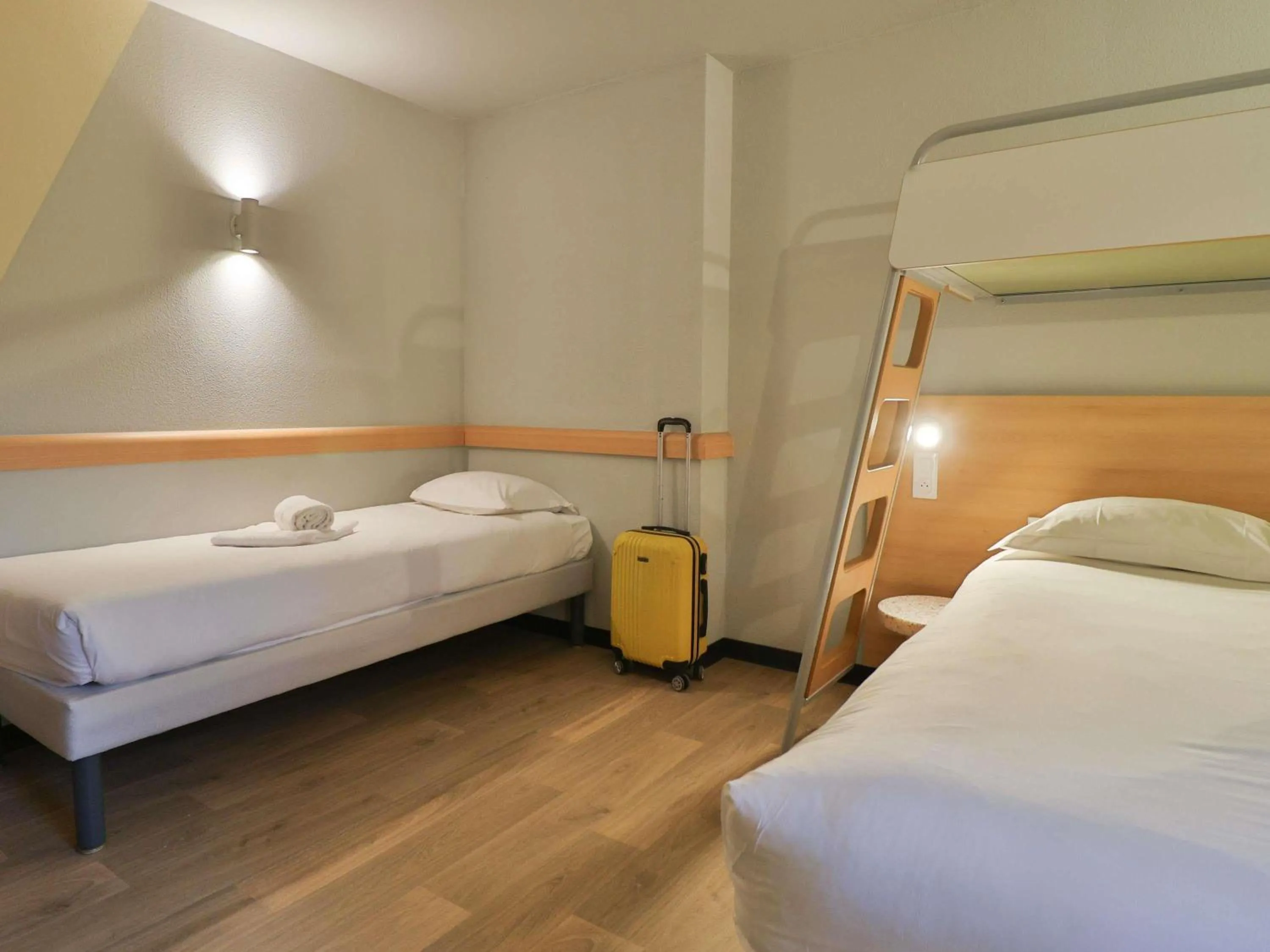 Bedroom, Bed in Hotel ibis budget Aix Les Bains - Grésy