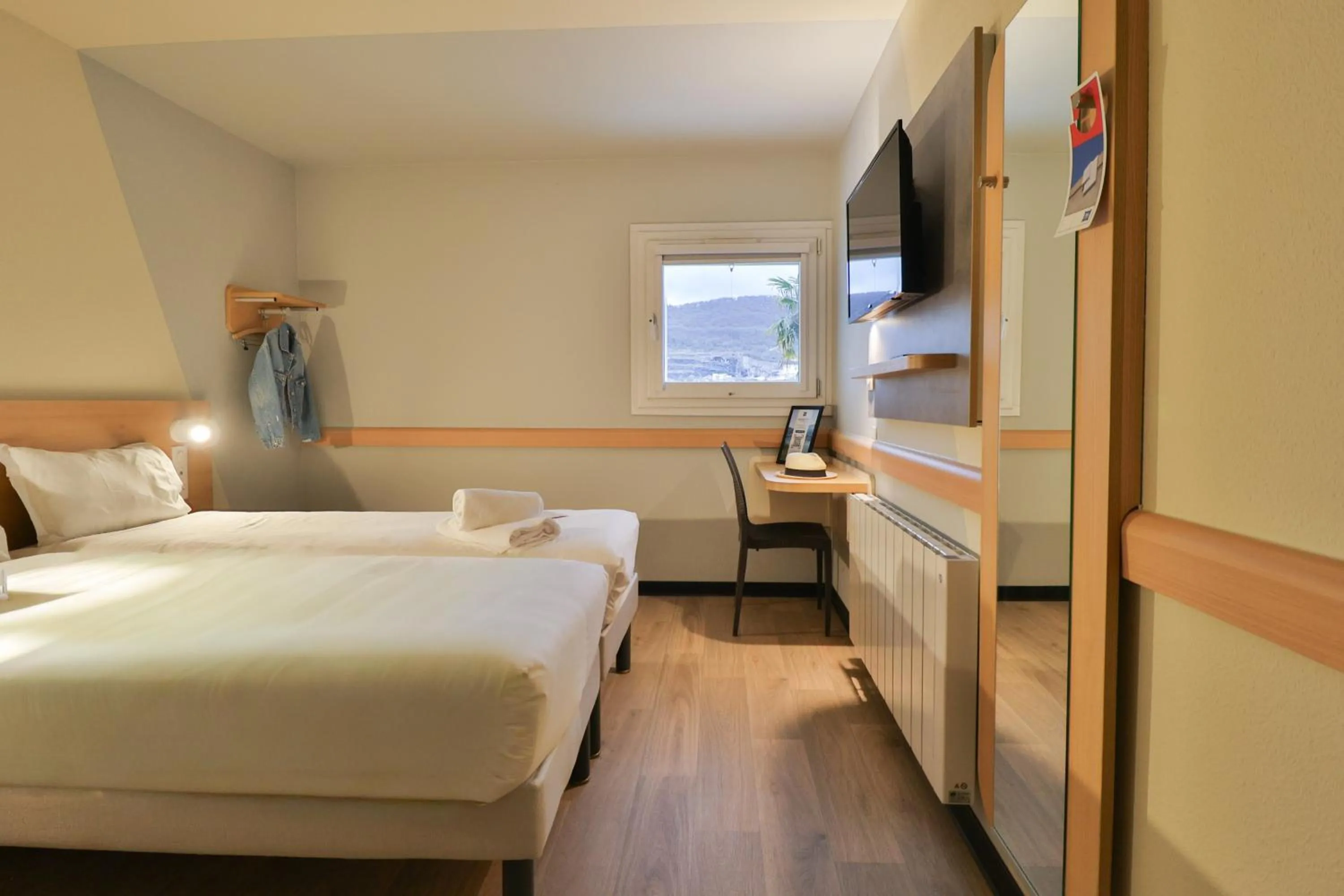 Bedroom, Bed in Hotel ibis budget Aix Les Bains - Grésy