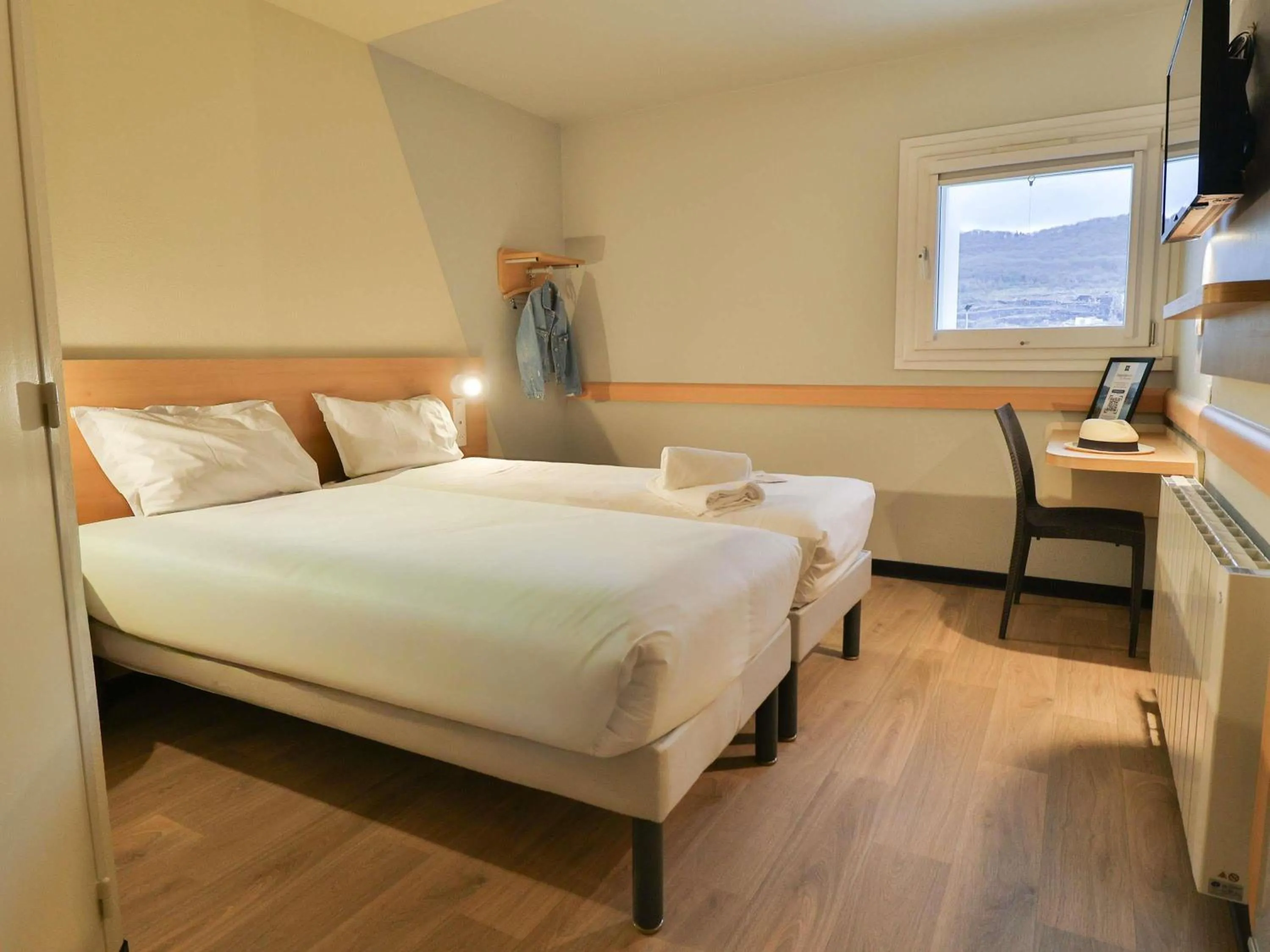 Bedroom, Bed in Hotel ibis budget Aix Les Bains - Grésy