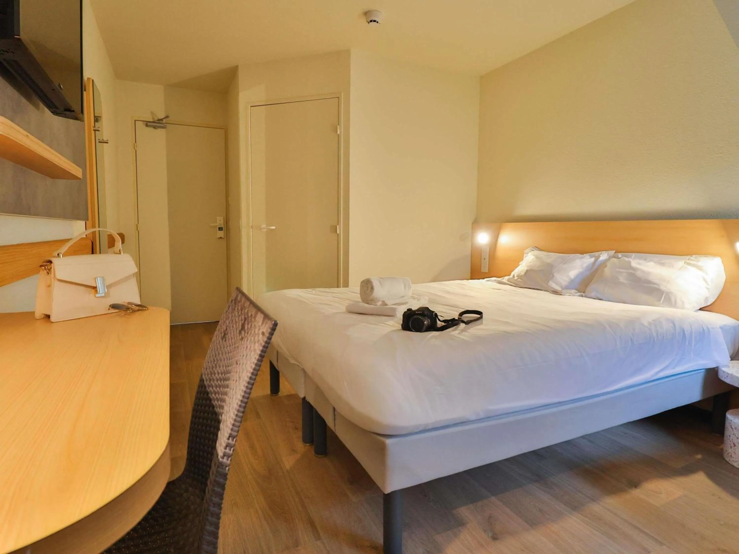 Bedroom, Bed in Hotel ibis budget Aix Les Bains - Grésy