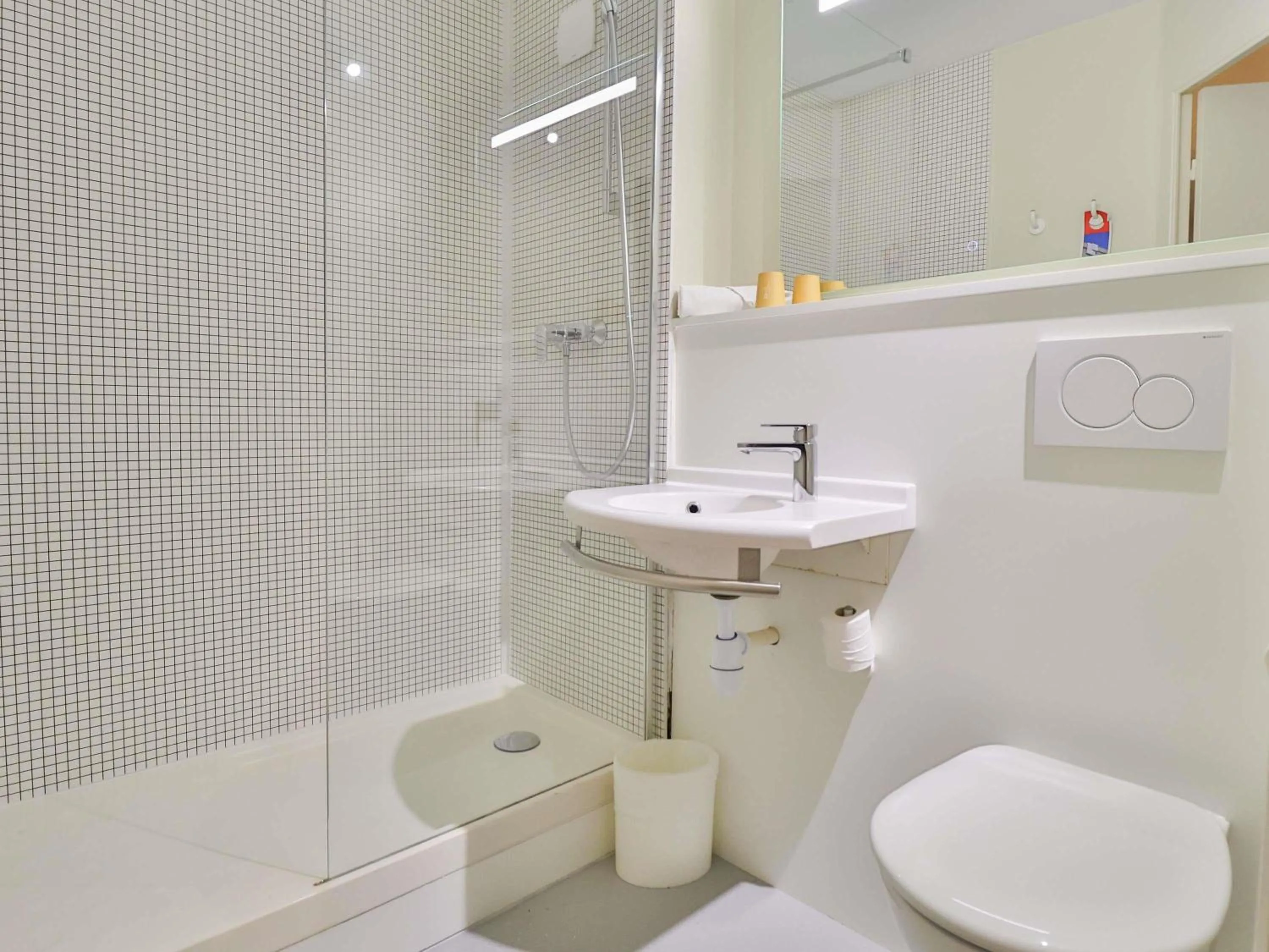 Bedroom in Hotel ibis budget Aix Les Bains - Grésy