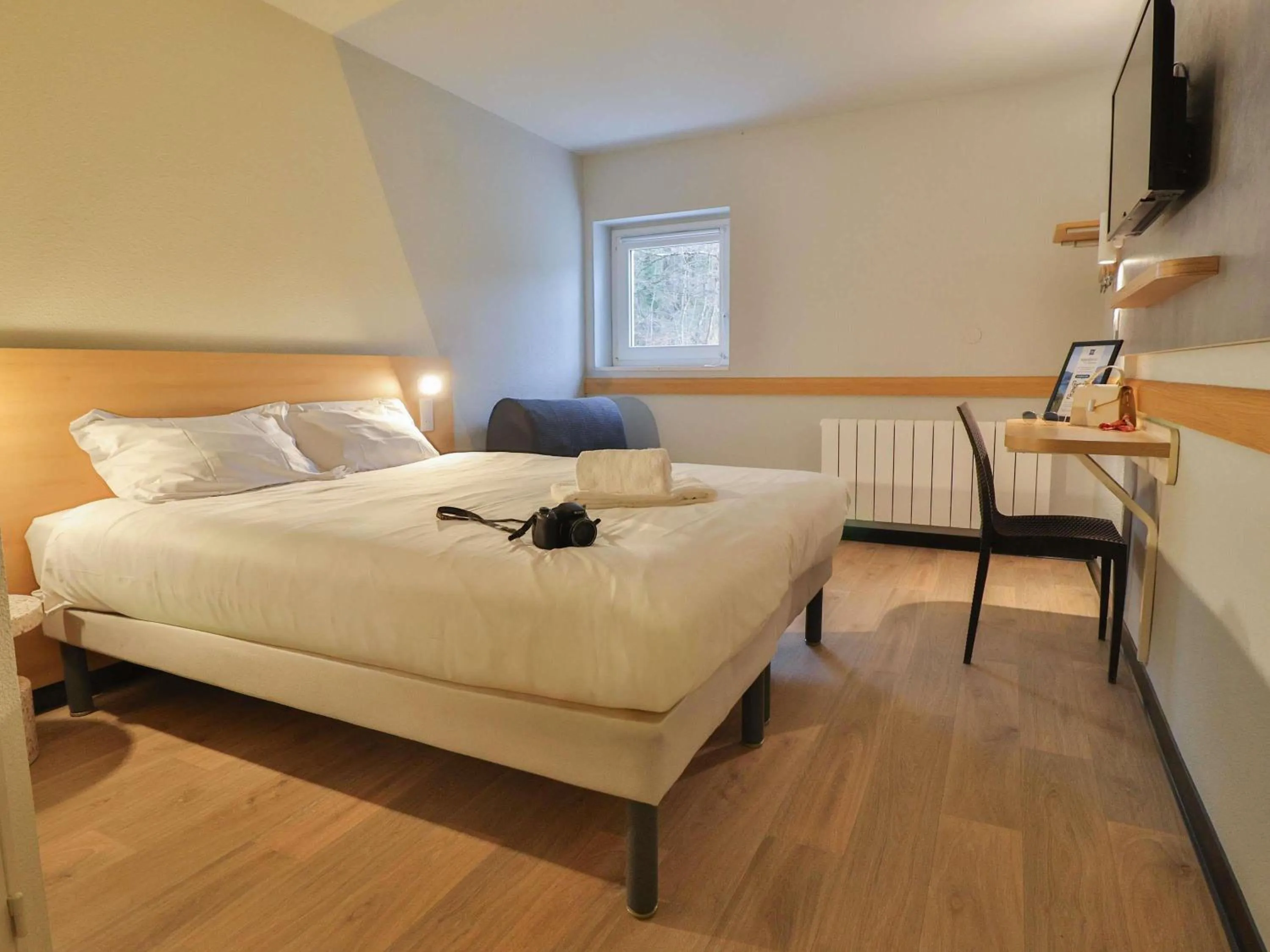 Bedroom, Bed in Hotel ibis budget Aix Les Bains - Grésy