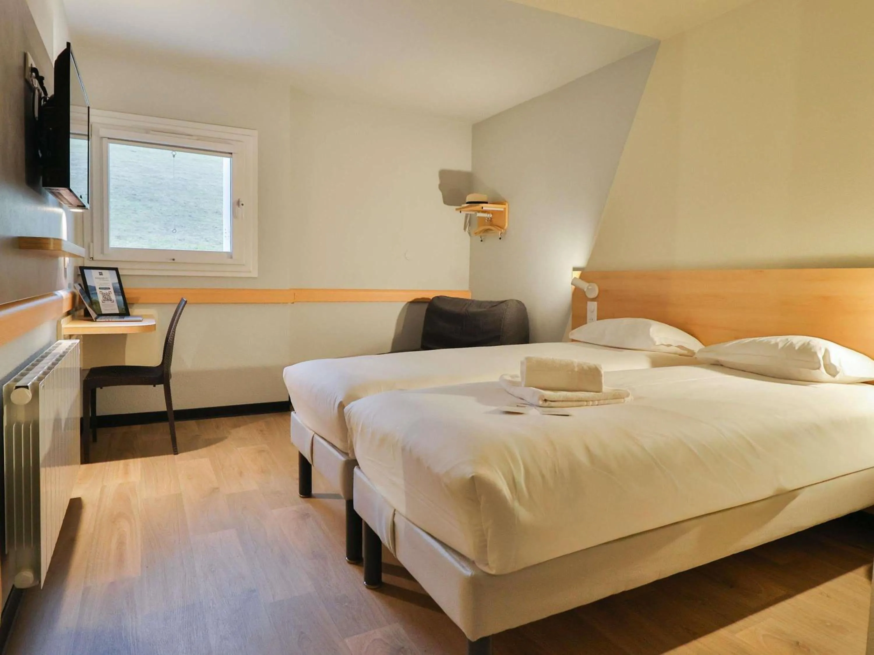 Bedroom, Bed in Hotel ibis budget Aix Les Bains - Grésy