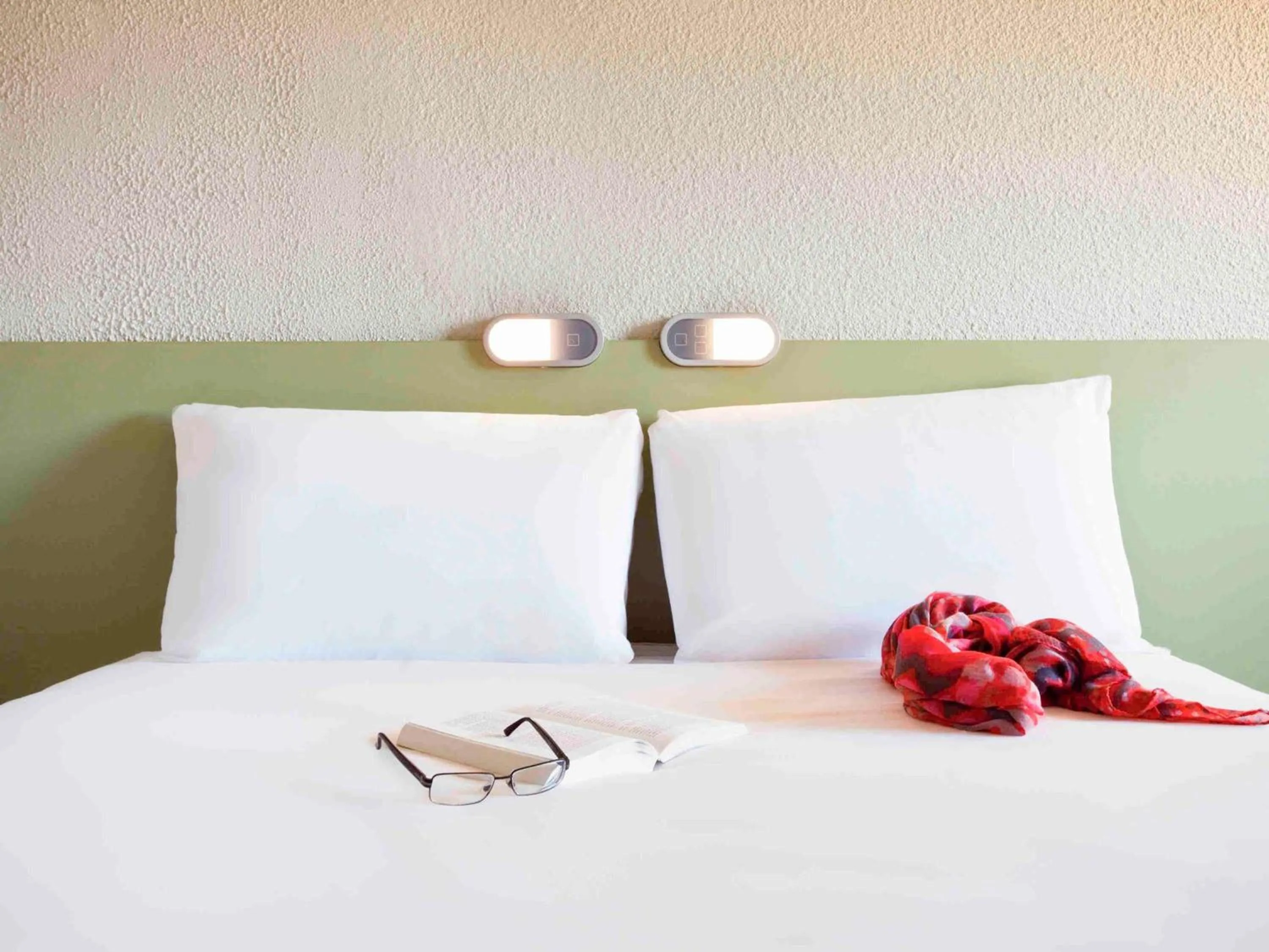 Bedroom, Bed in Hotel ibis budget Aix Les Bains - Grésy