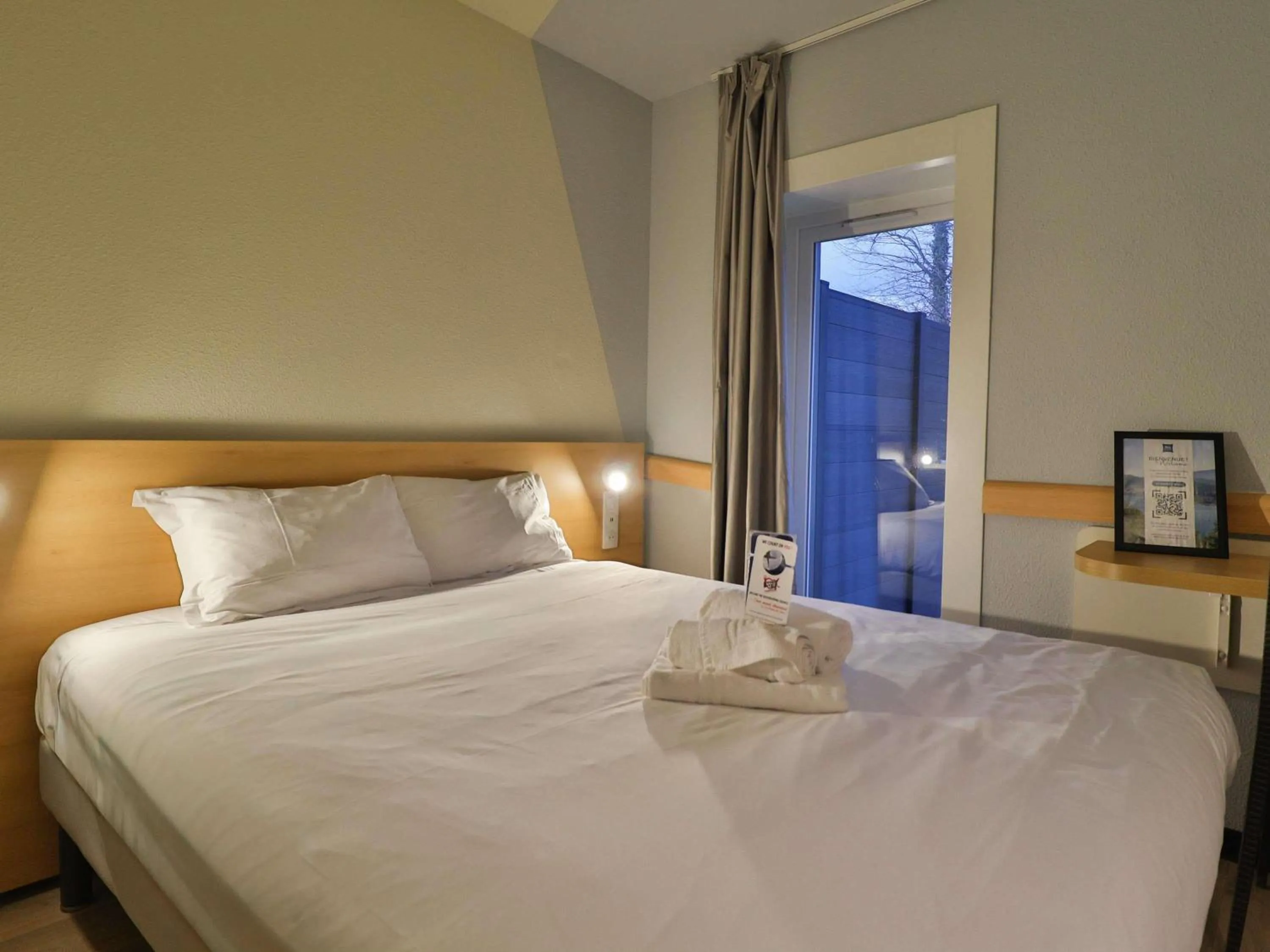 Bedroom, Bed in Hotel ibis budget Aix Les Bains - Grésy