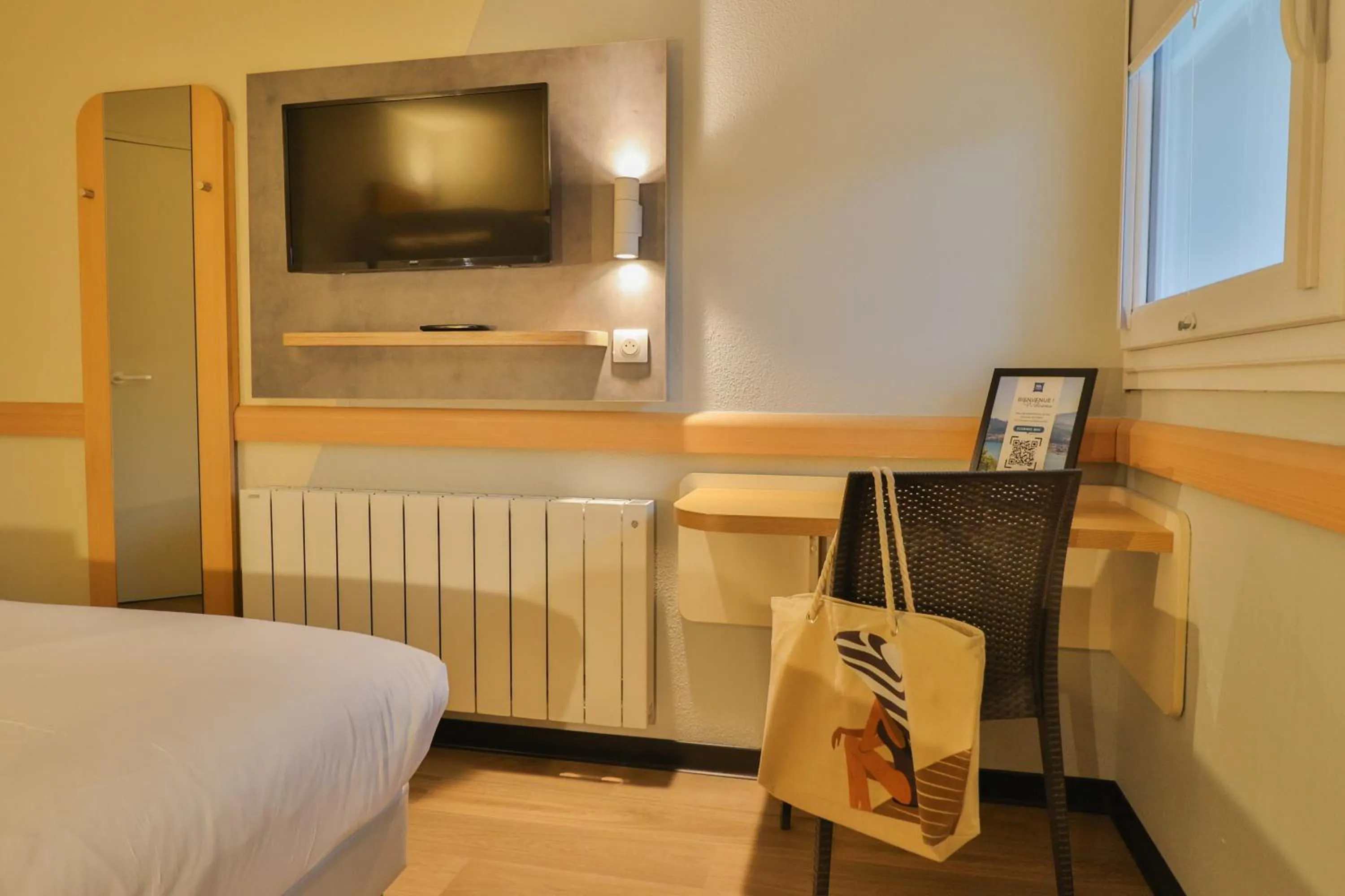 Bedroom, Bed in Hotel ibis budget Aix Les Bains - Grésy