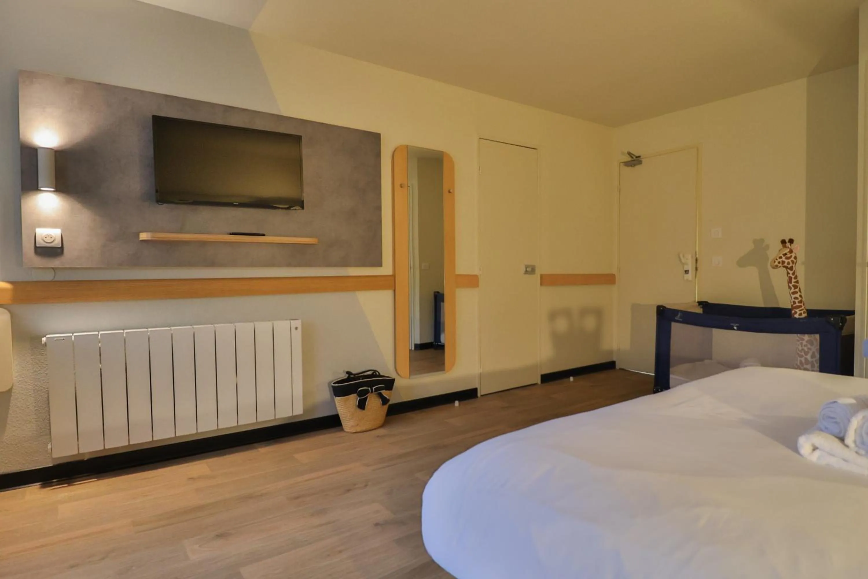 Bedroom, Bed in Hotel ibis budget Aix Les Bains - Grésy