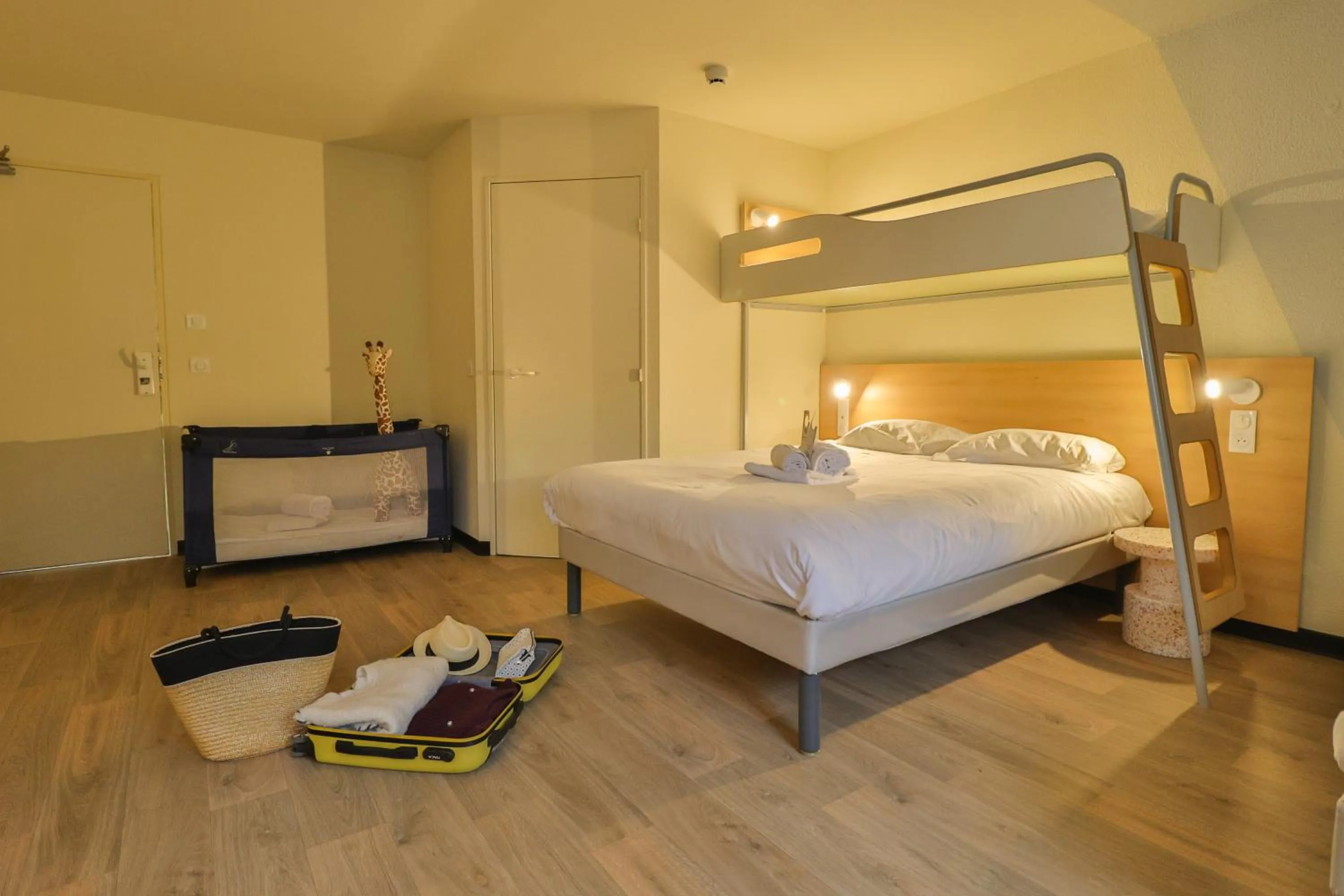 Bedroom, Bed in Hotel ibis budget Aix Les Bains - Grésy