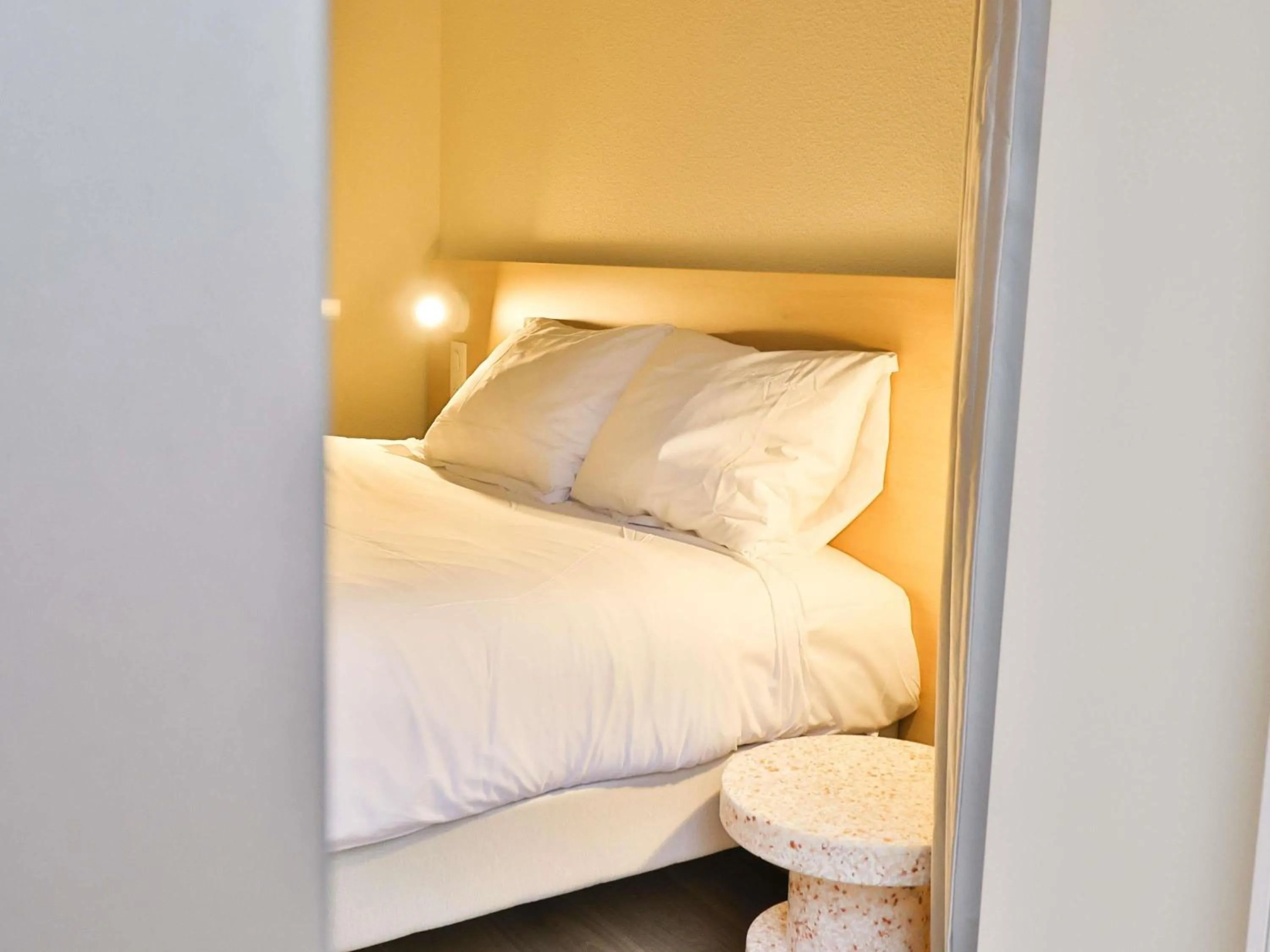 Bedroom, Bed in Hotel ibis budget Aix Les Bains - Grésy