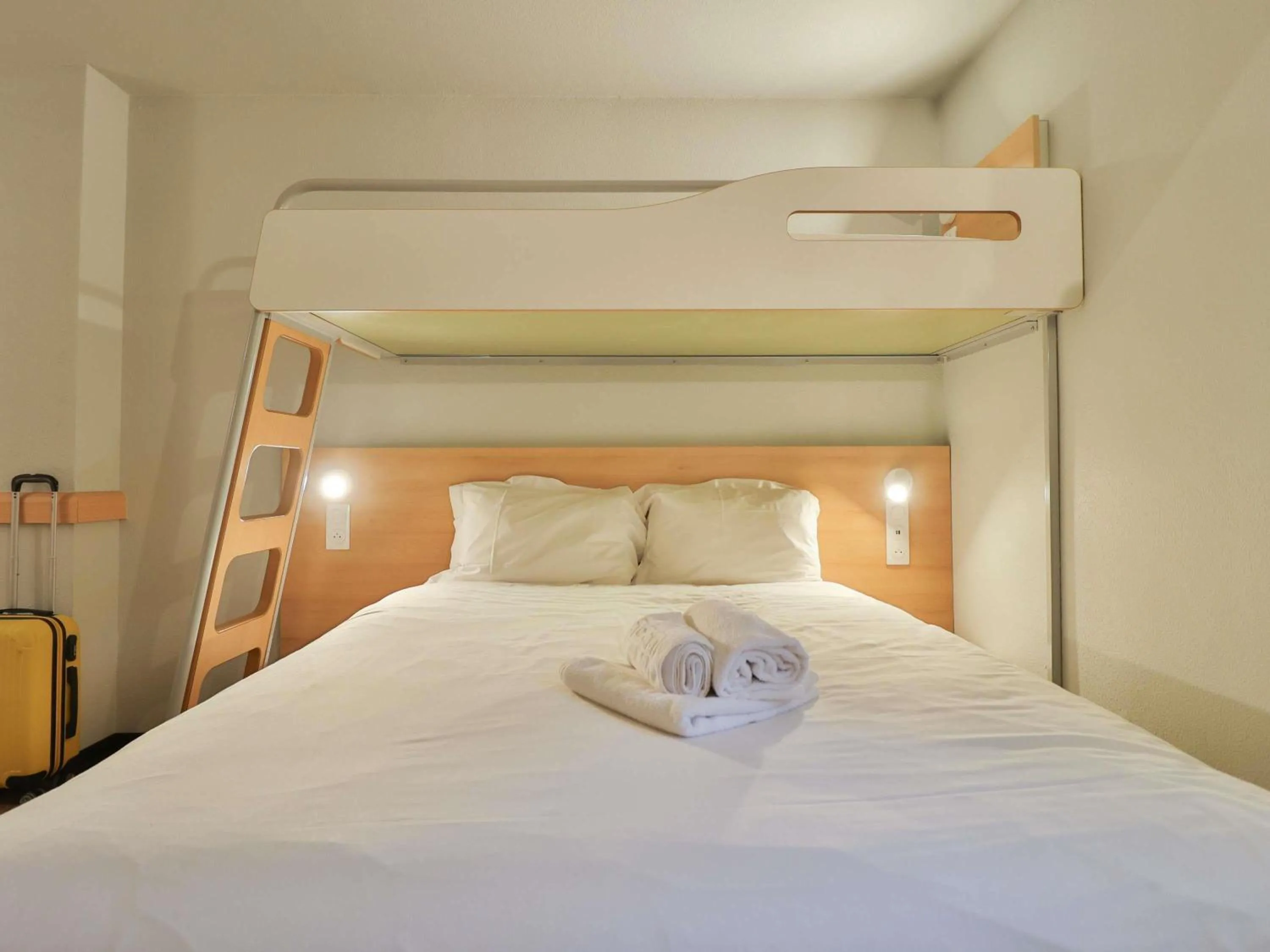 Bedroom, Bed in Hotel ibis budget Aix Les Bains - Grésy