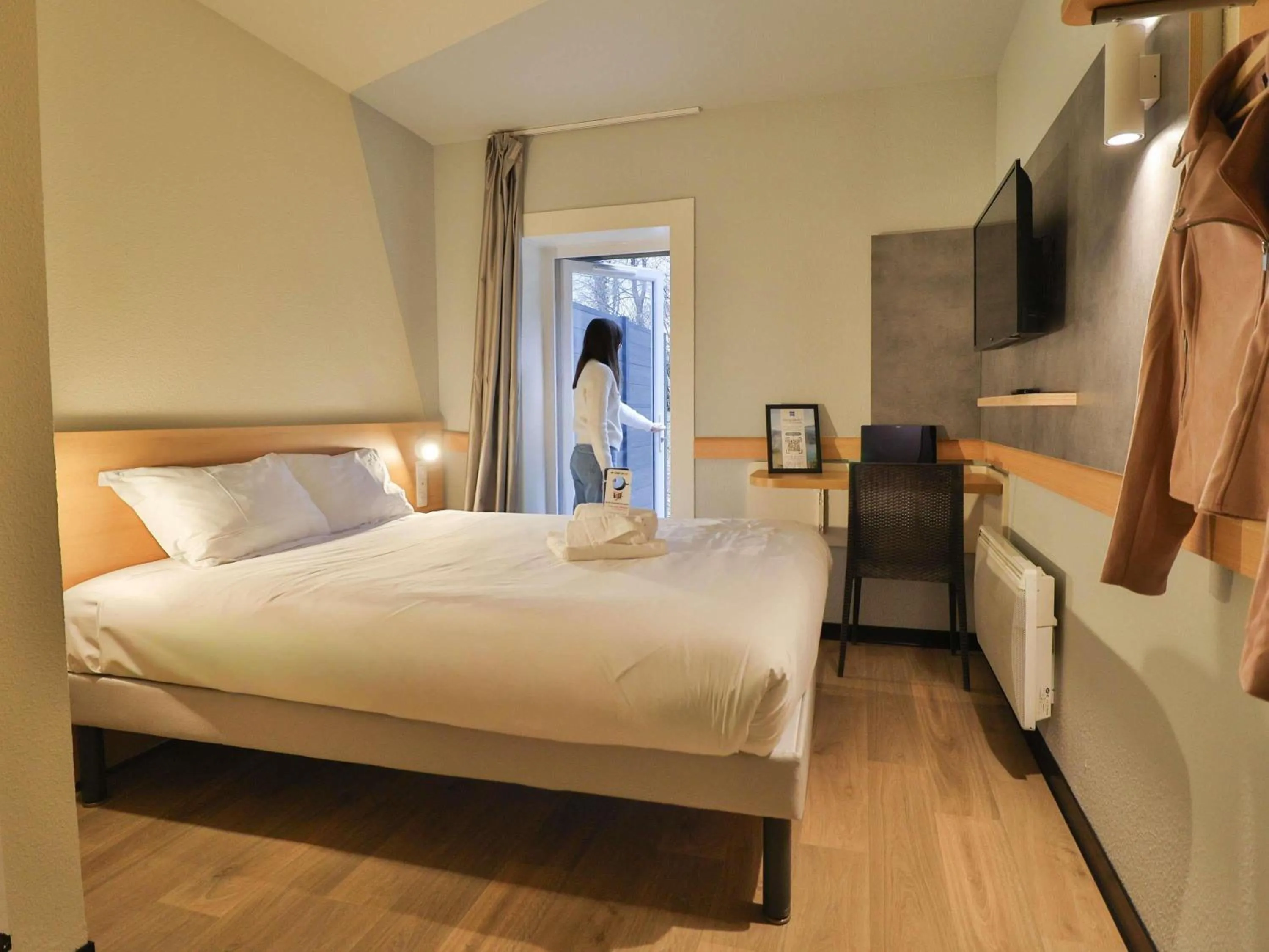 Bedroom, Bed in Hotel ibis budget Aix Les Bains - Grésy