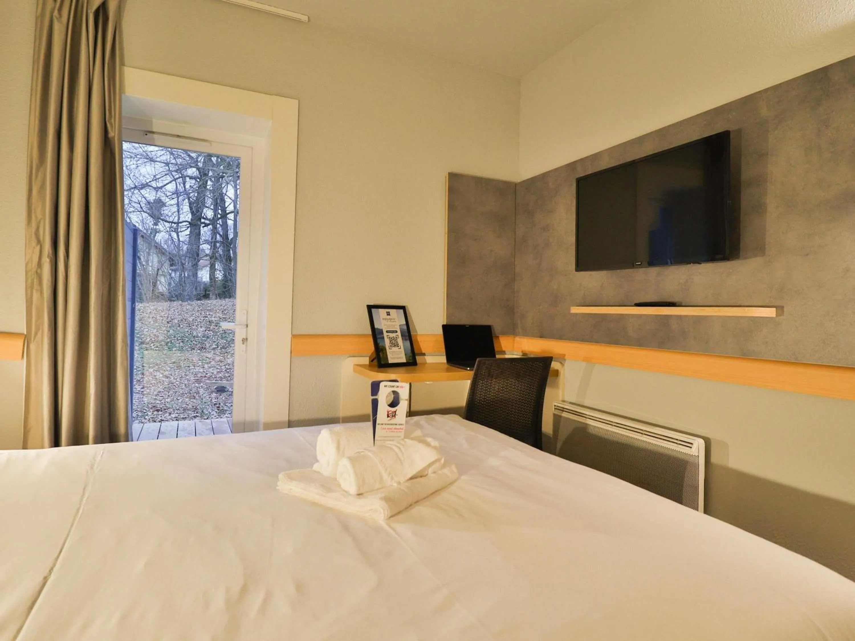 Bedroom, Bed in Hotel ibis budget Aix Les Bains - Grésy