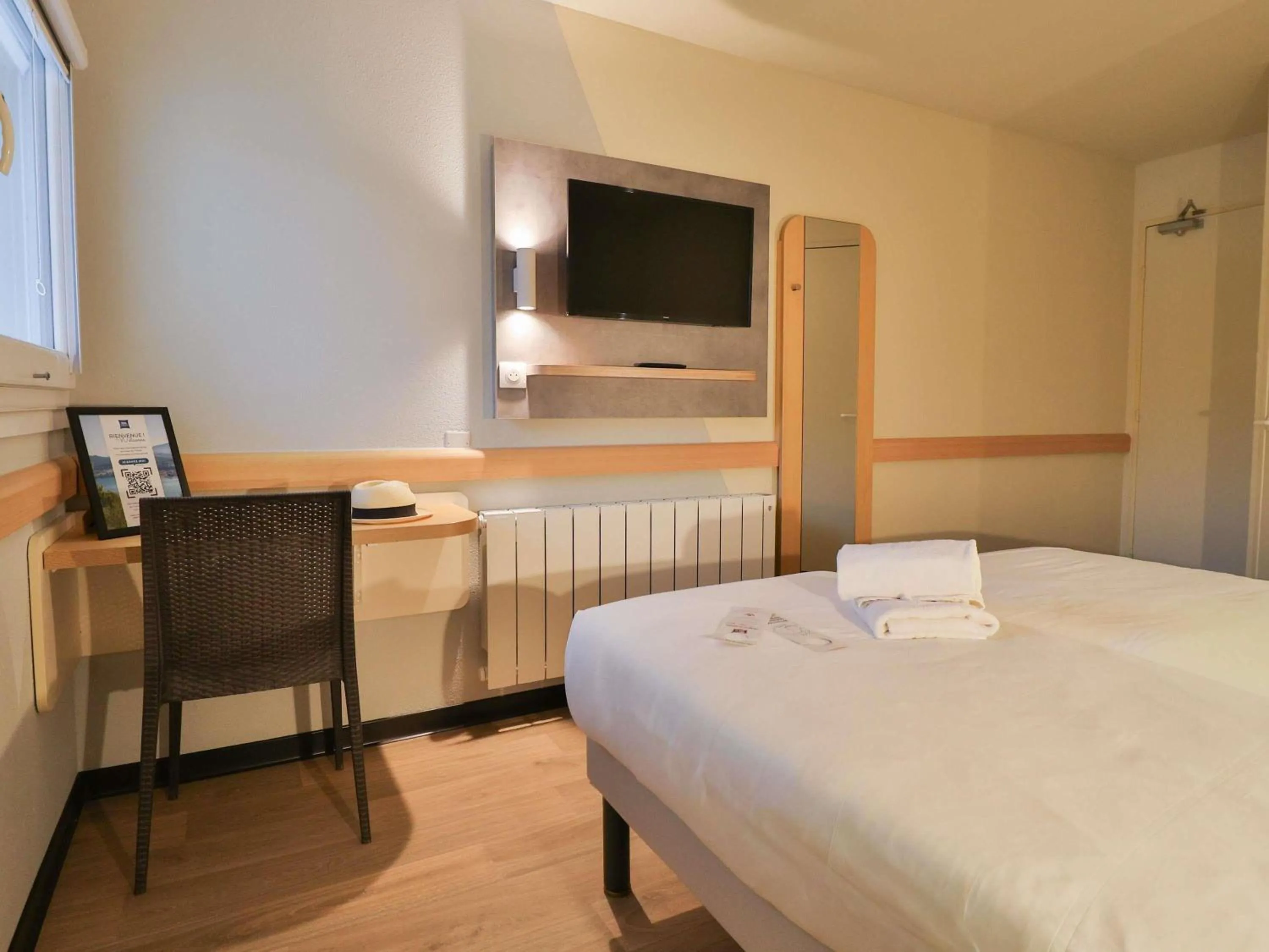 Bedroom, Bed in Hotel ibis budget Aix Les Bains - Grésy