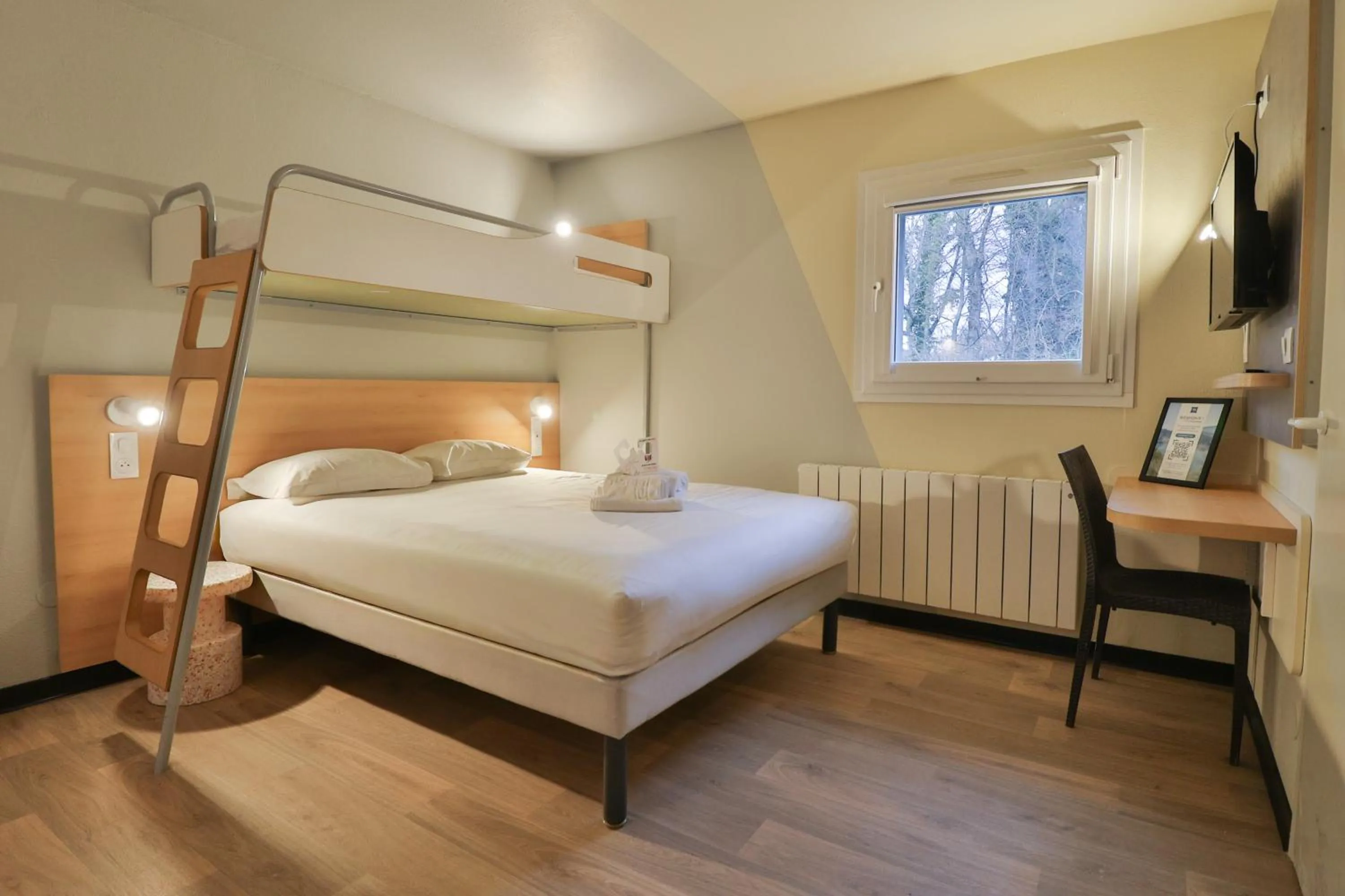 Bedroom, Bed in Hotel ibis budget Aix Les Bains - Grésy